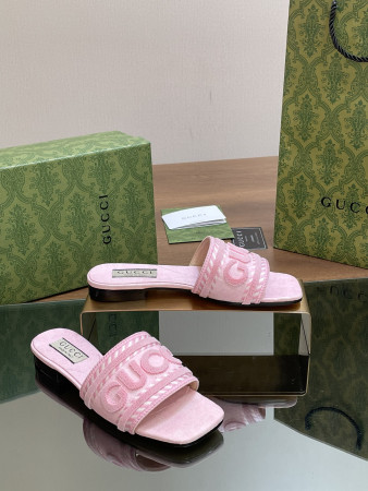 ua G*u*i women's slide sandal with G*u*i script pink