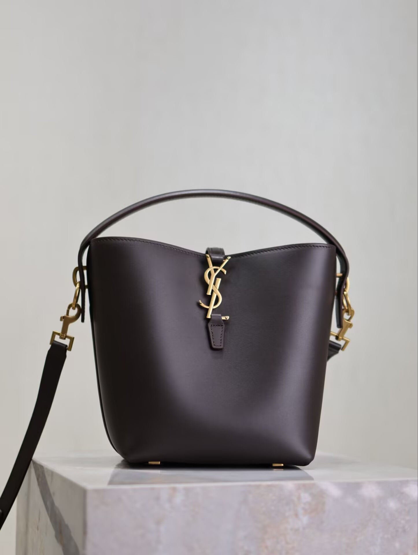Y*L le 37 in shiny leather 17x20x13cm