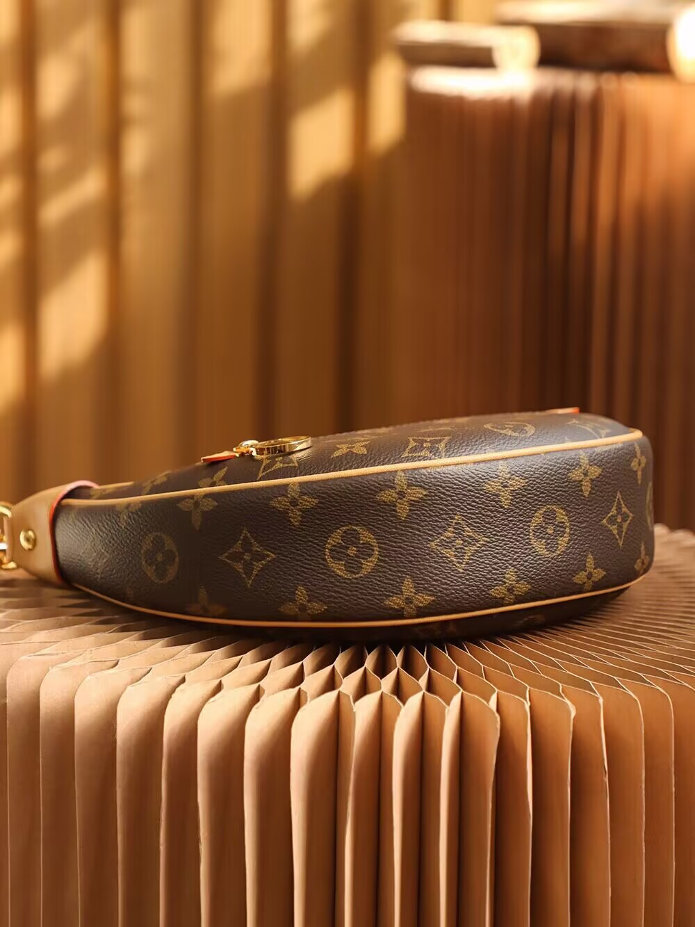 LV Loop M81098 23x13x6CM