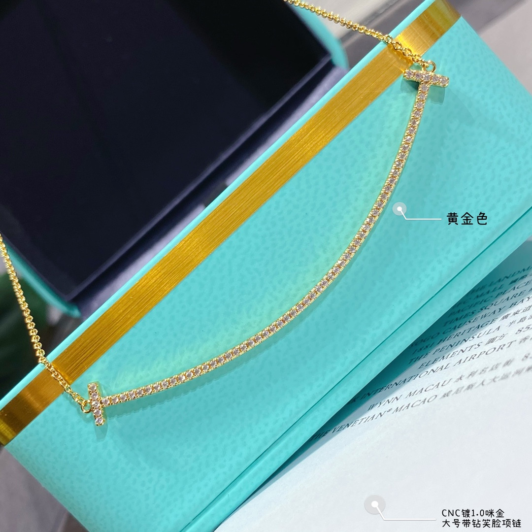 t*f*ny & co. large smile with Di*m*nd necklace