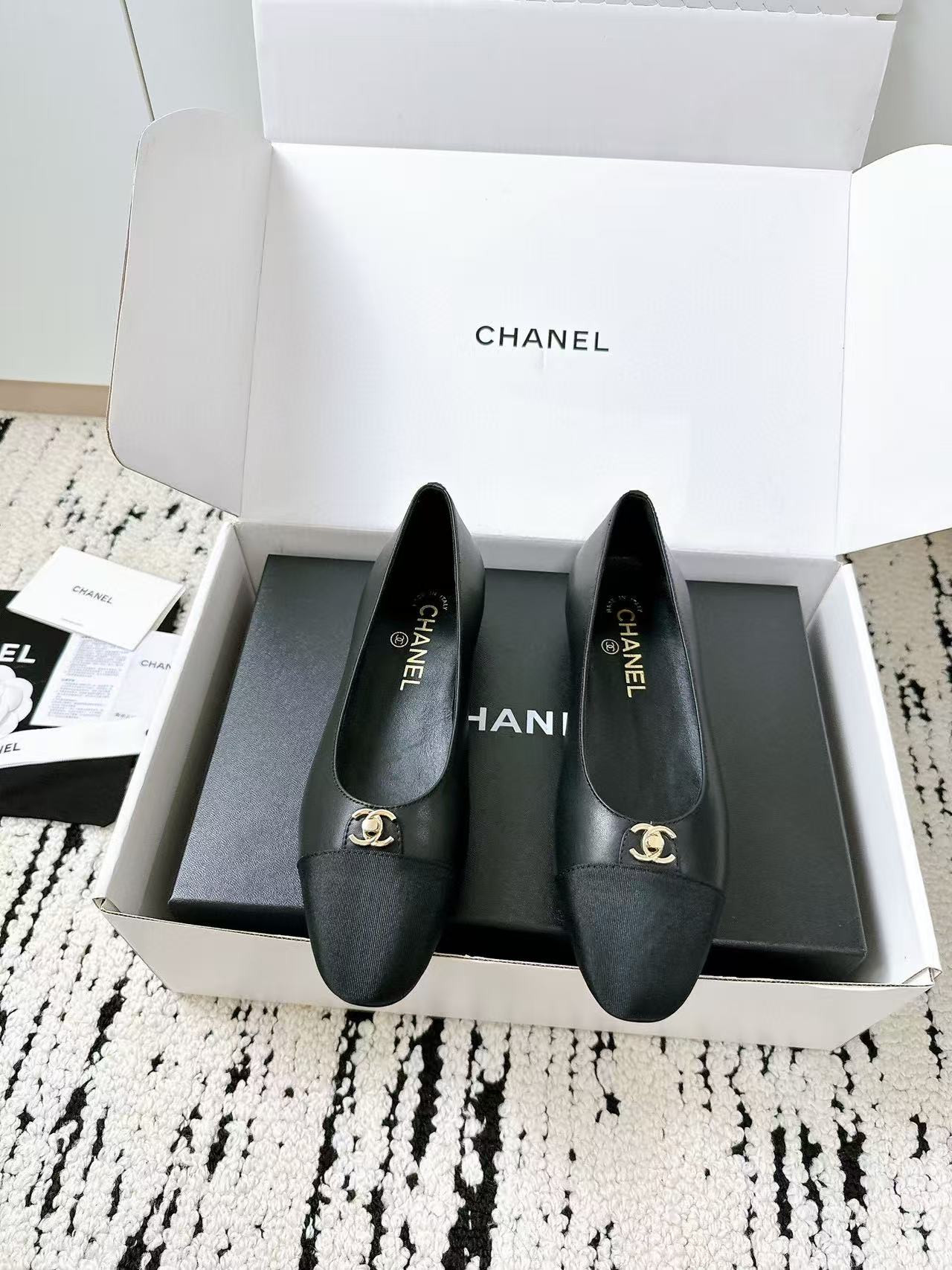 ua Ch*el ballet flats