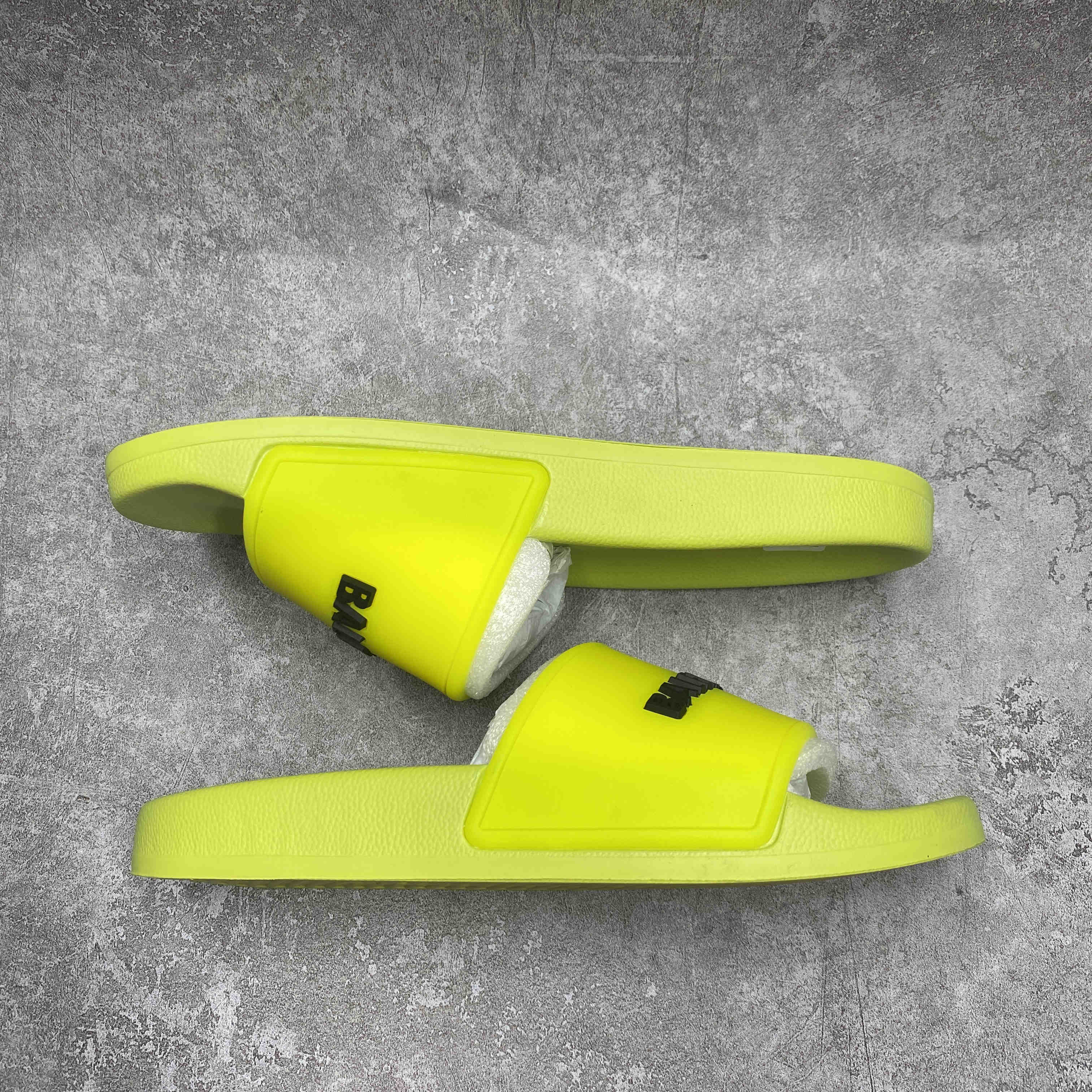Ba*len*cia*ga pool slide lime