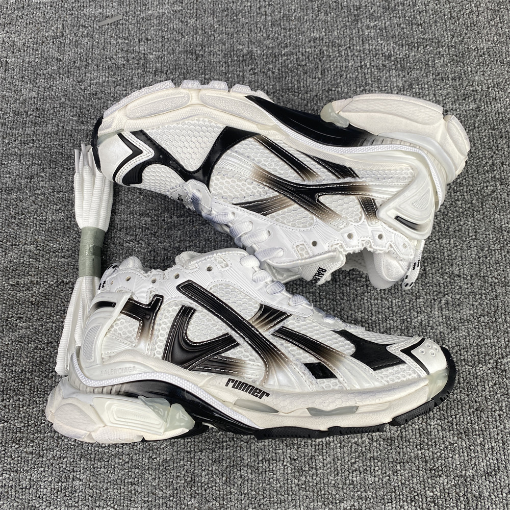 ua Ba*len*cia*ga runner sneaker