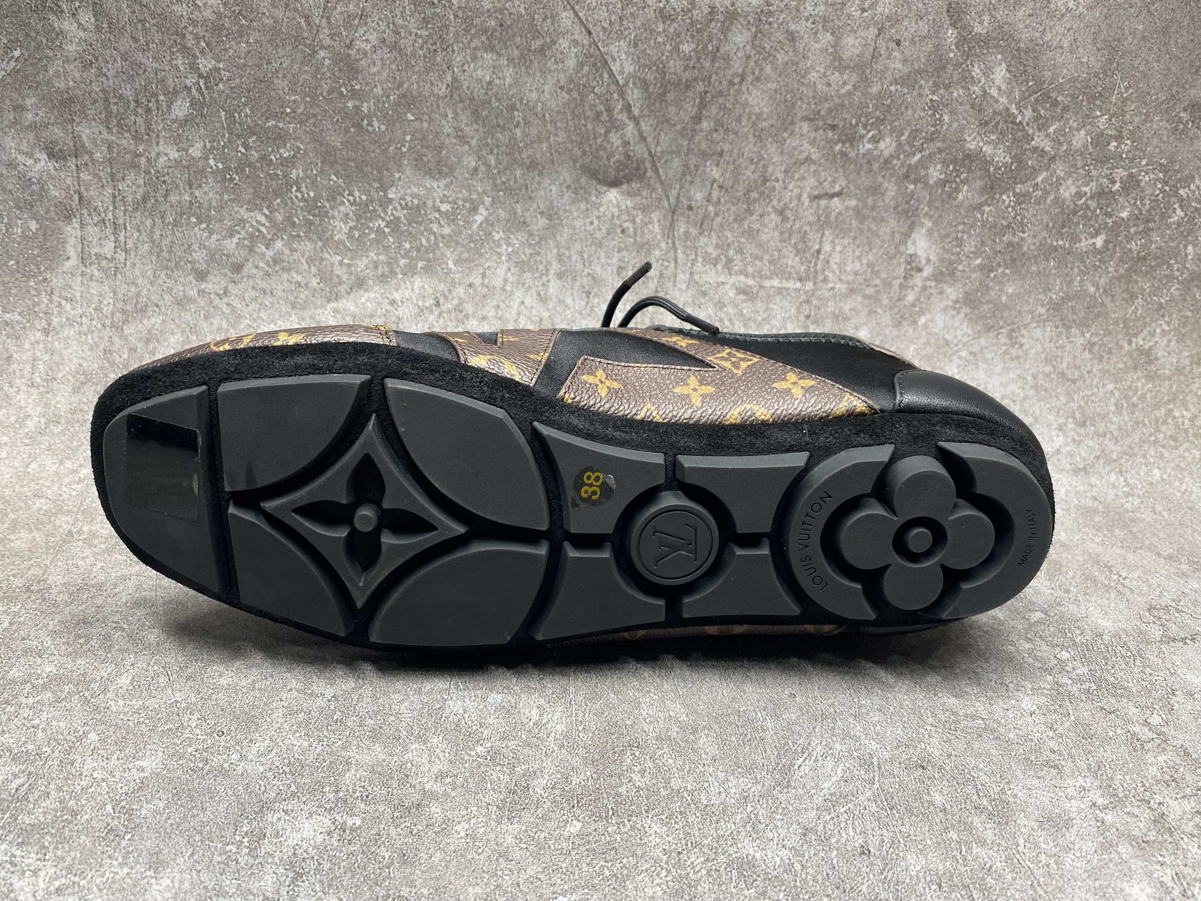 UA LV Sneaker