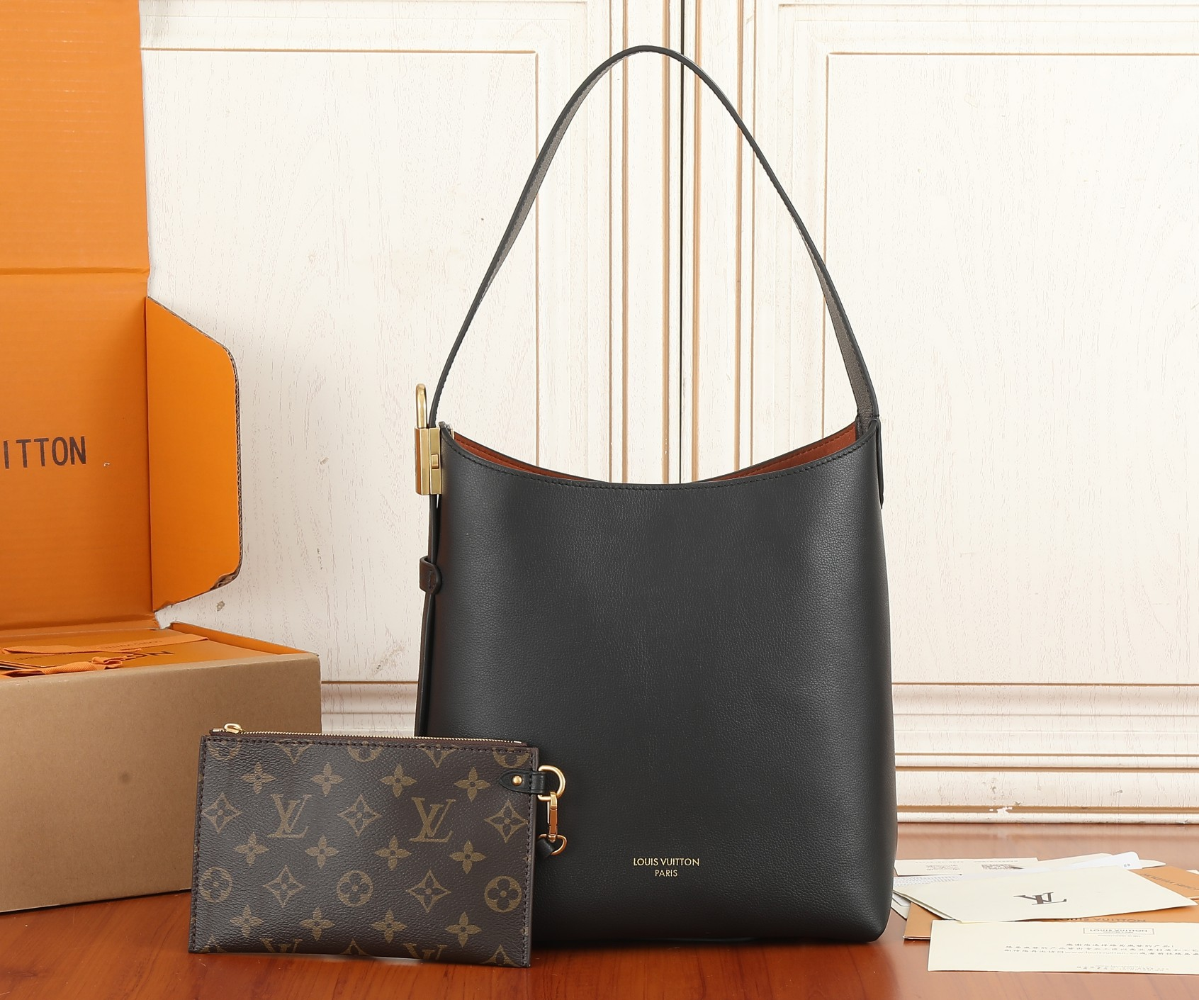 LV  small low key hobo M25352 24x28x16cm
