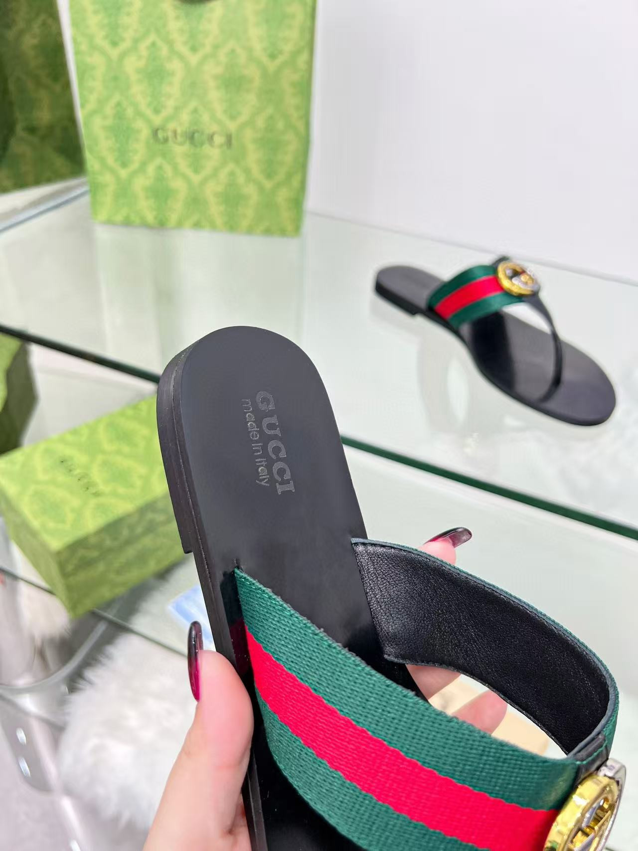 ua G*u*i sandal