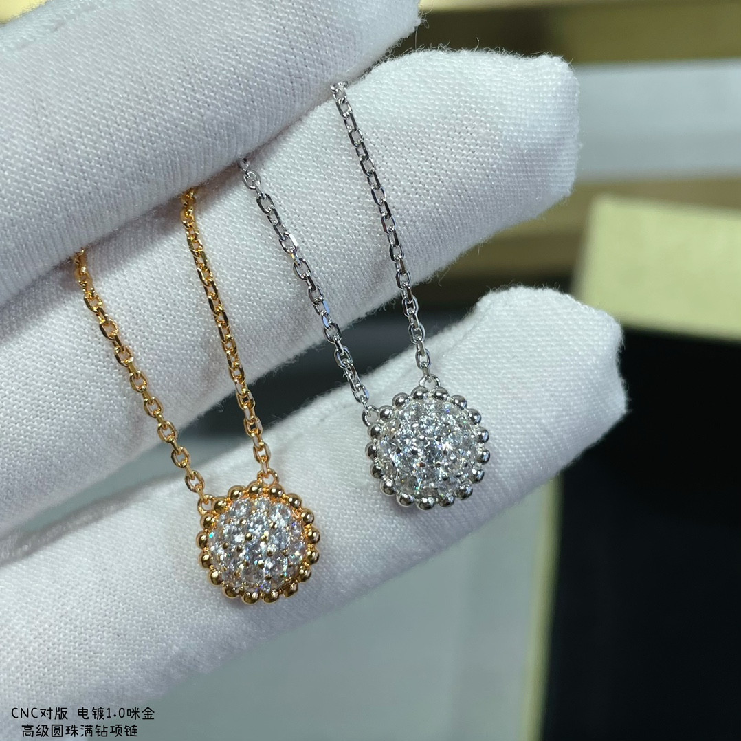 v*n cl*f & arpels round bead full Di*m*nd necklace