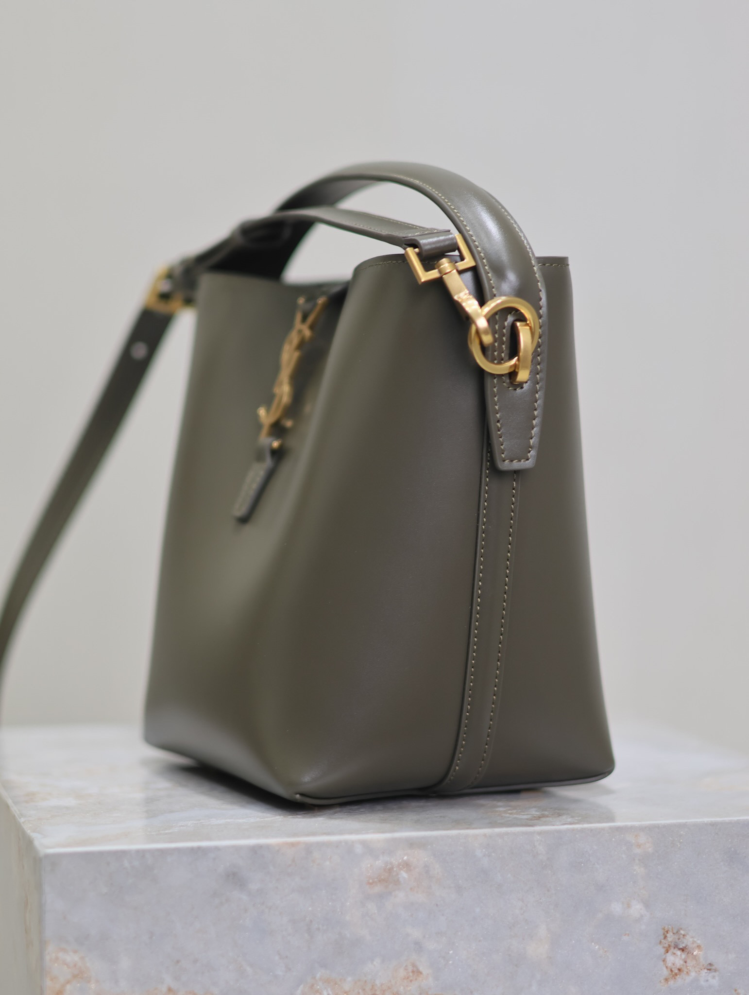 Y*L le 37 in shiny leather 17x20x13cm