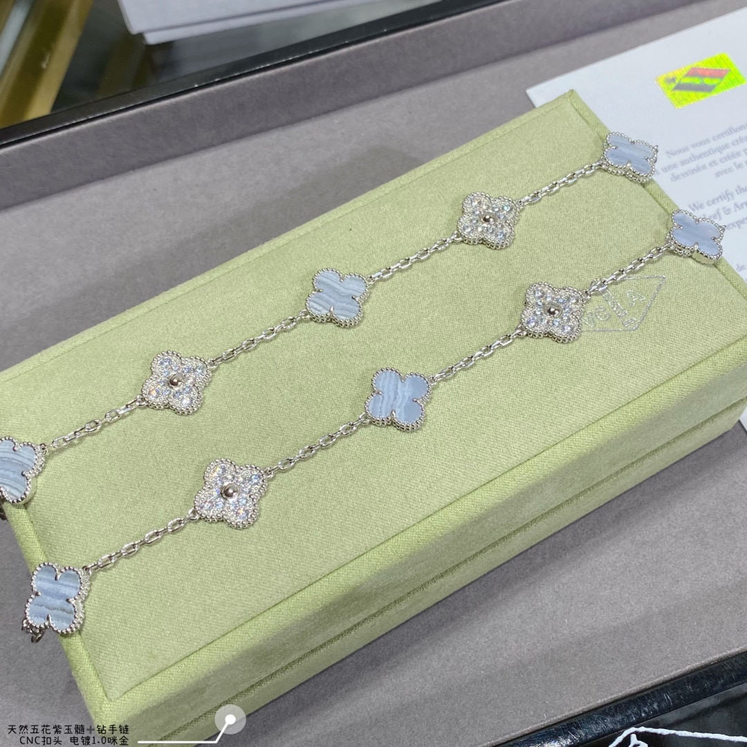 v*n cl*f & arpels natural purple chalcedony interval Di*m*nd five-flower four-leaf clover bracelet