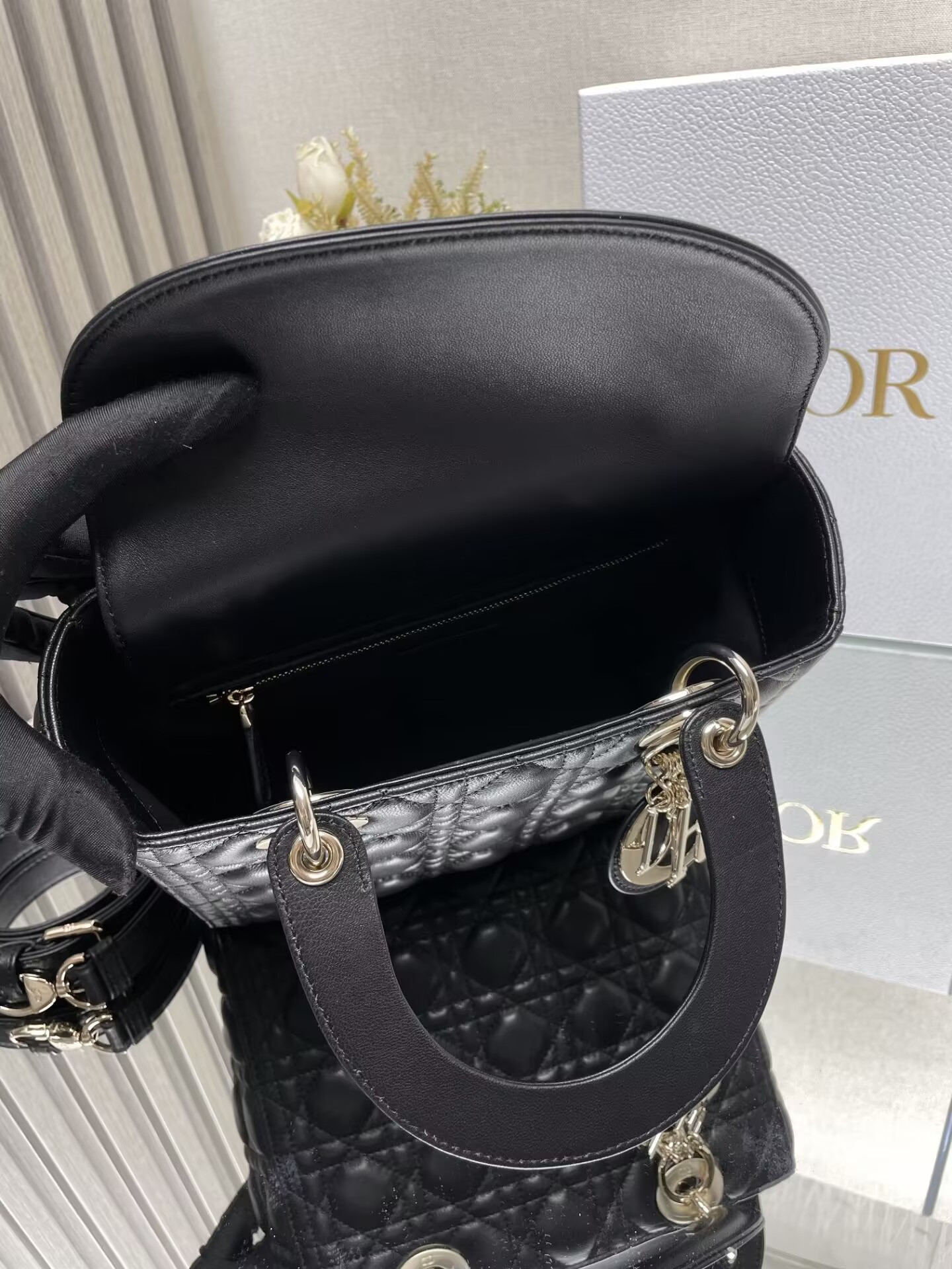 medium lady D*or bag 24 x 20 x 12 cm