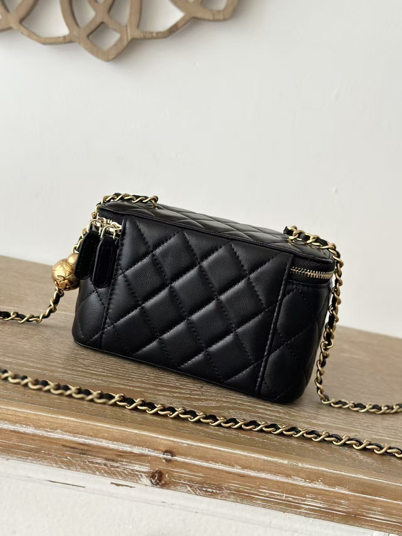 Ch*el vanity with chain 9.5x17x8cm