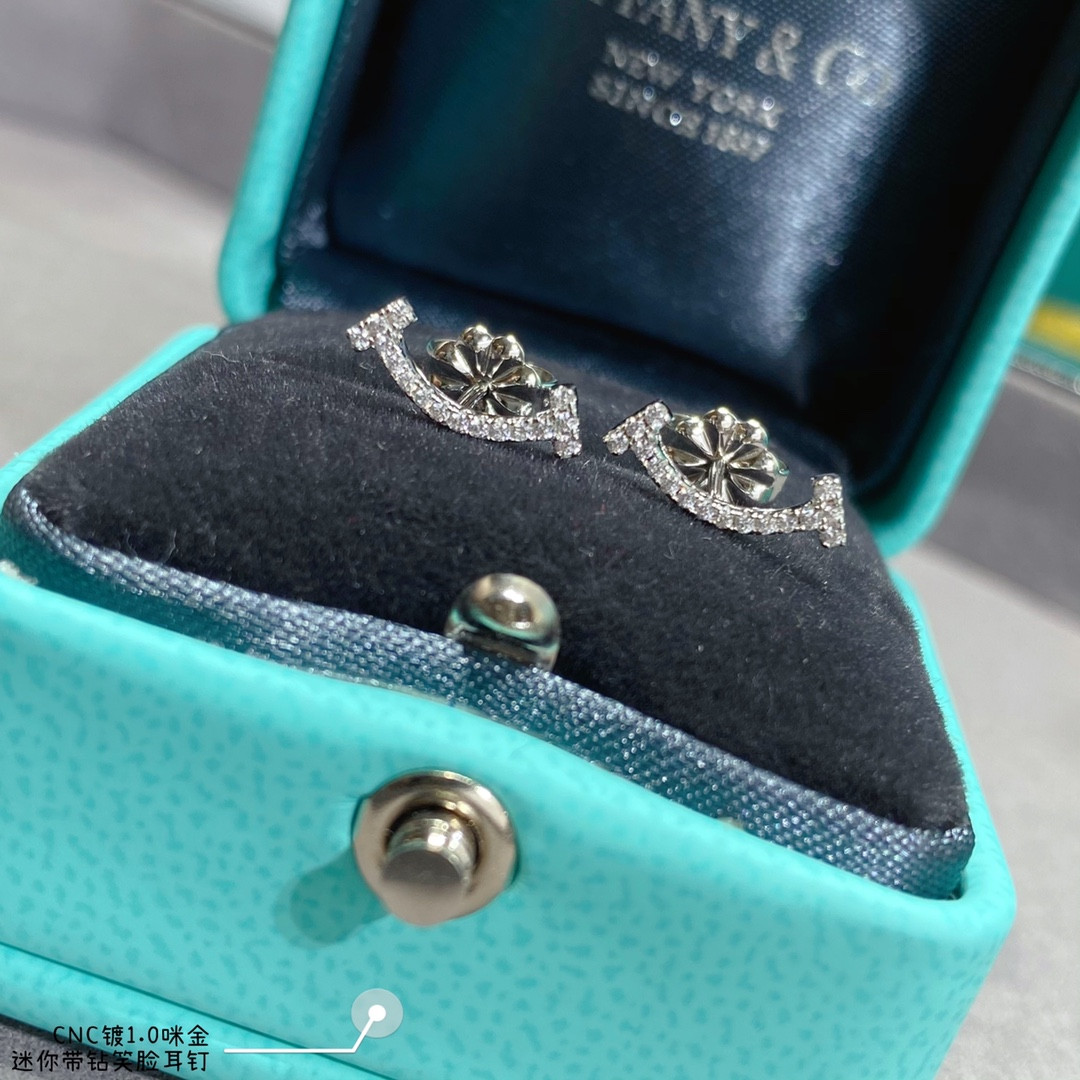 t*f*ny & co. mini smile with Di*m*nd stud earrings