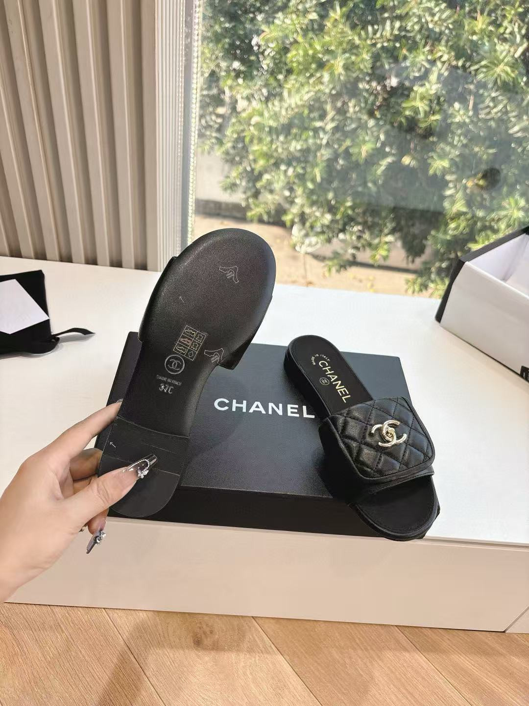 ua Ch*el slippers