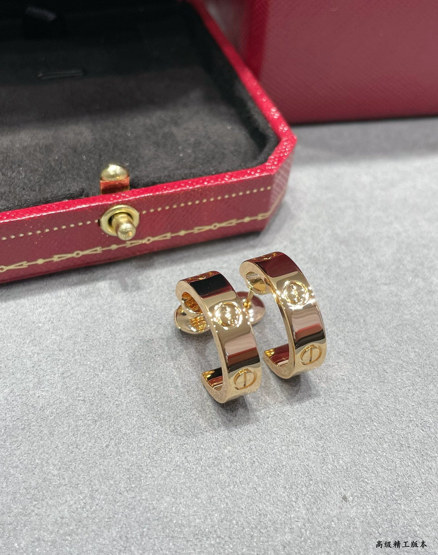 Ca*t*er wide glossy love earrings