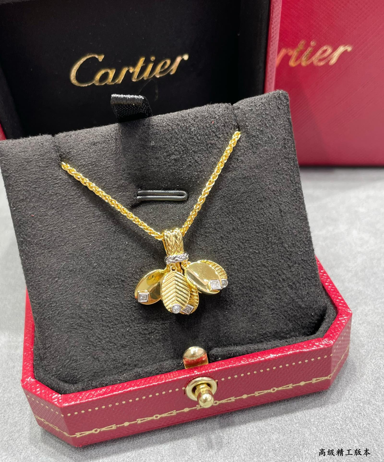 Ca*t*er coffee bean leaf necklace
