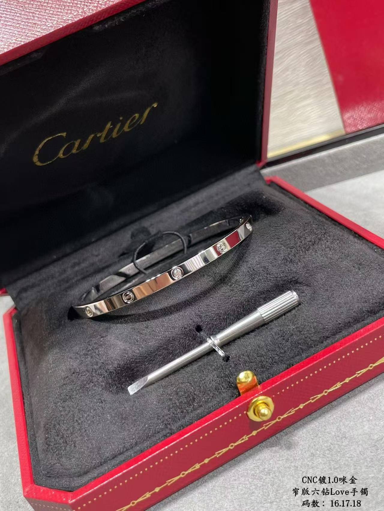 ca*t*er narrow version with Di*m*nd bracelet