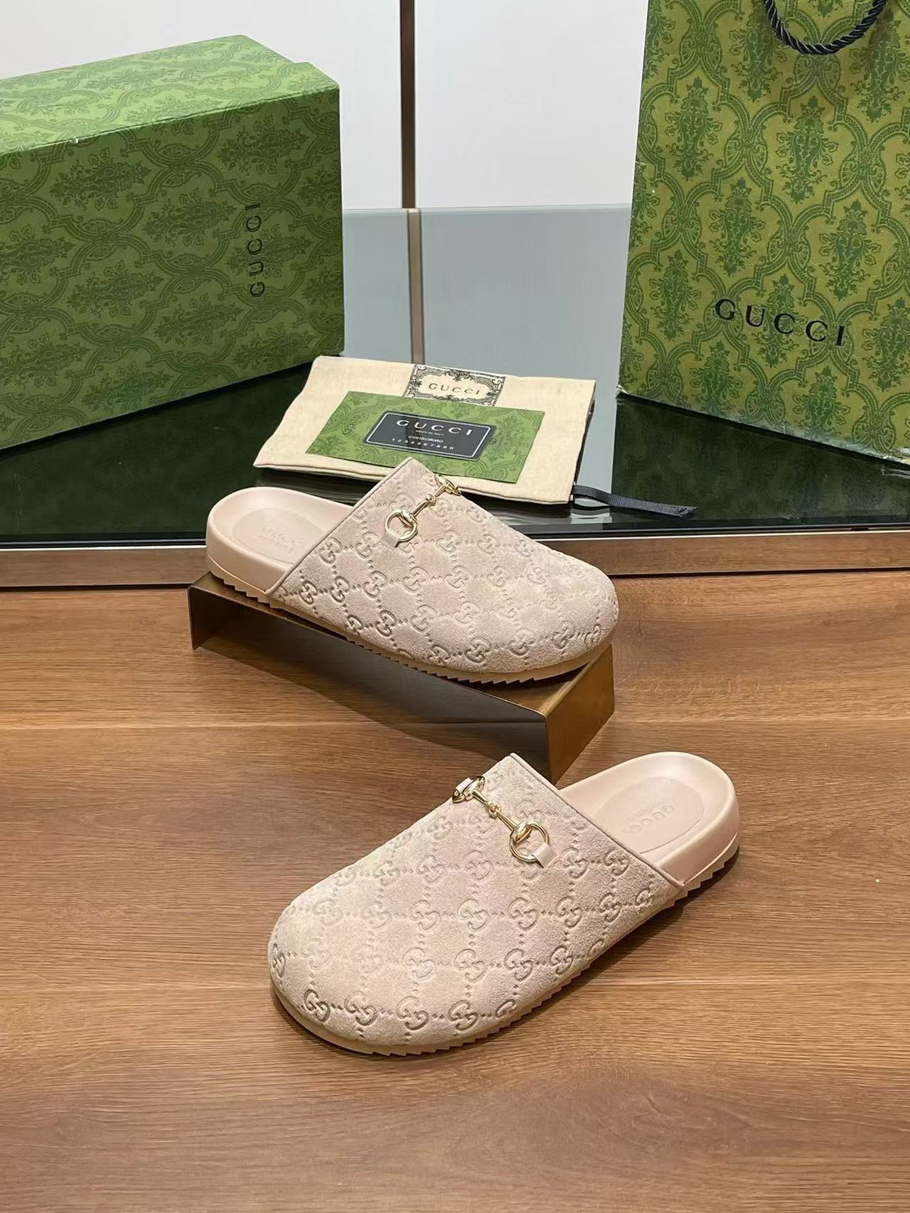 ua G*u*i slipper