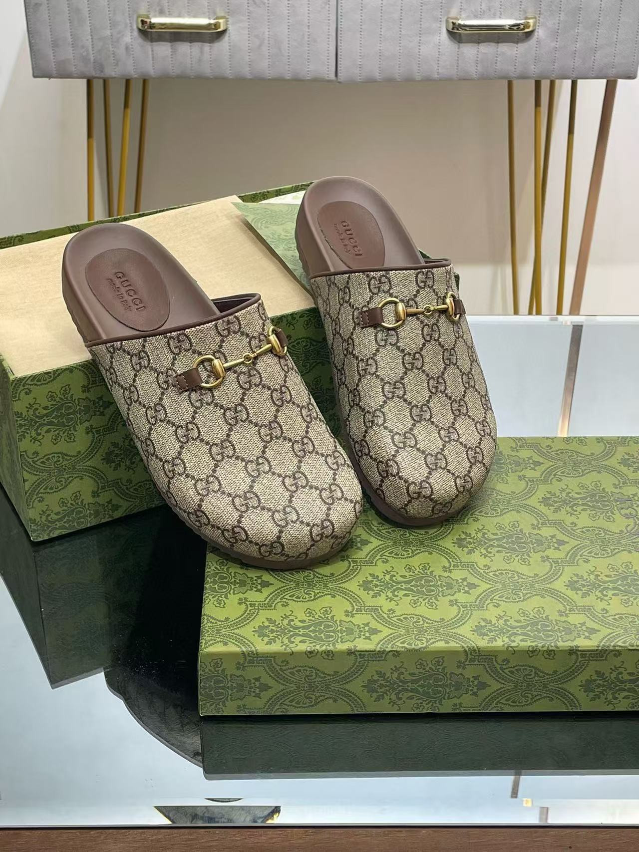 ua G*u*i slipper