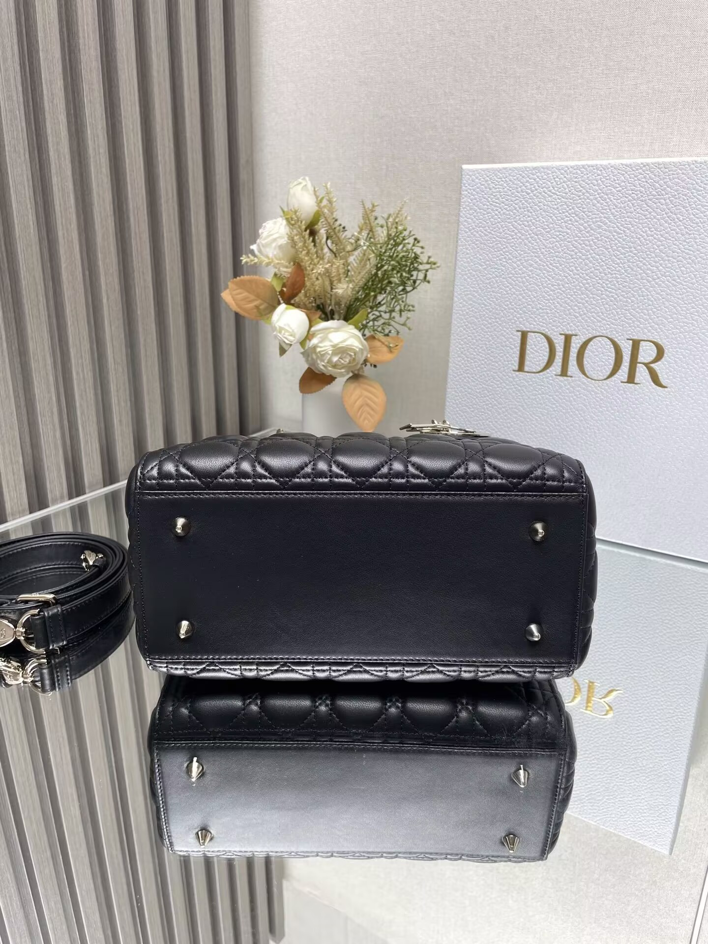 medium lady D*or bag 24 x 20 x 12 cm