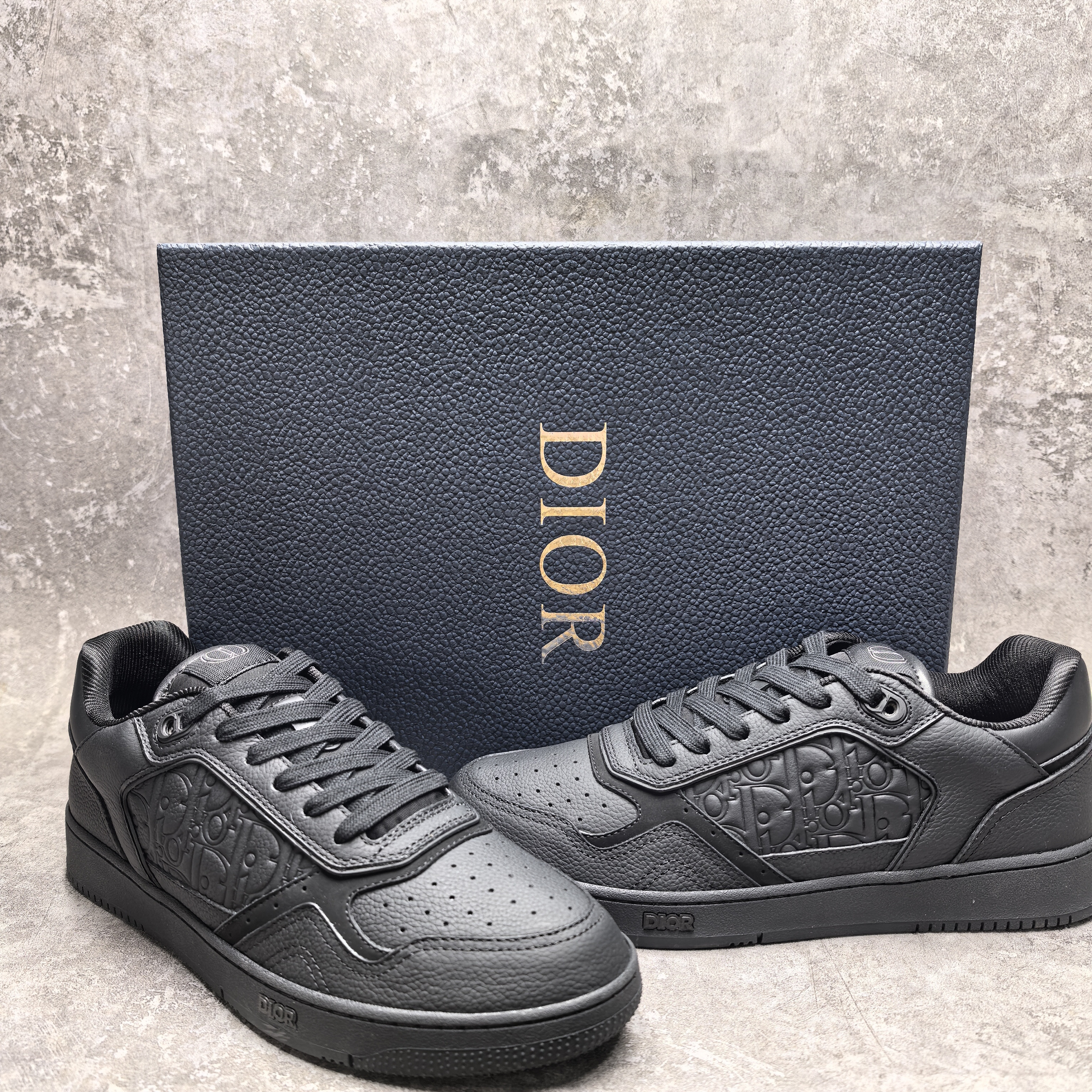 ua D*or sneaker