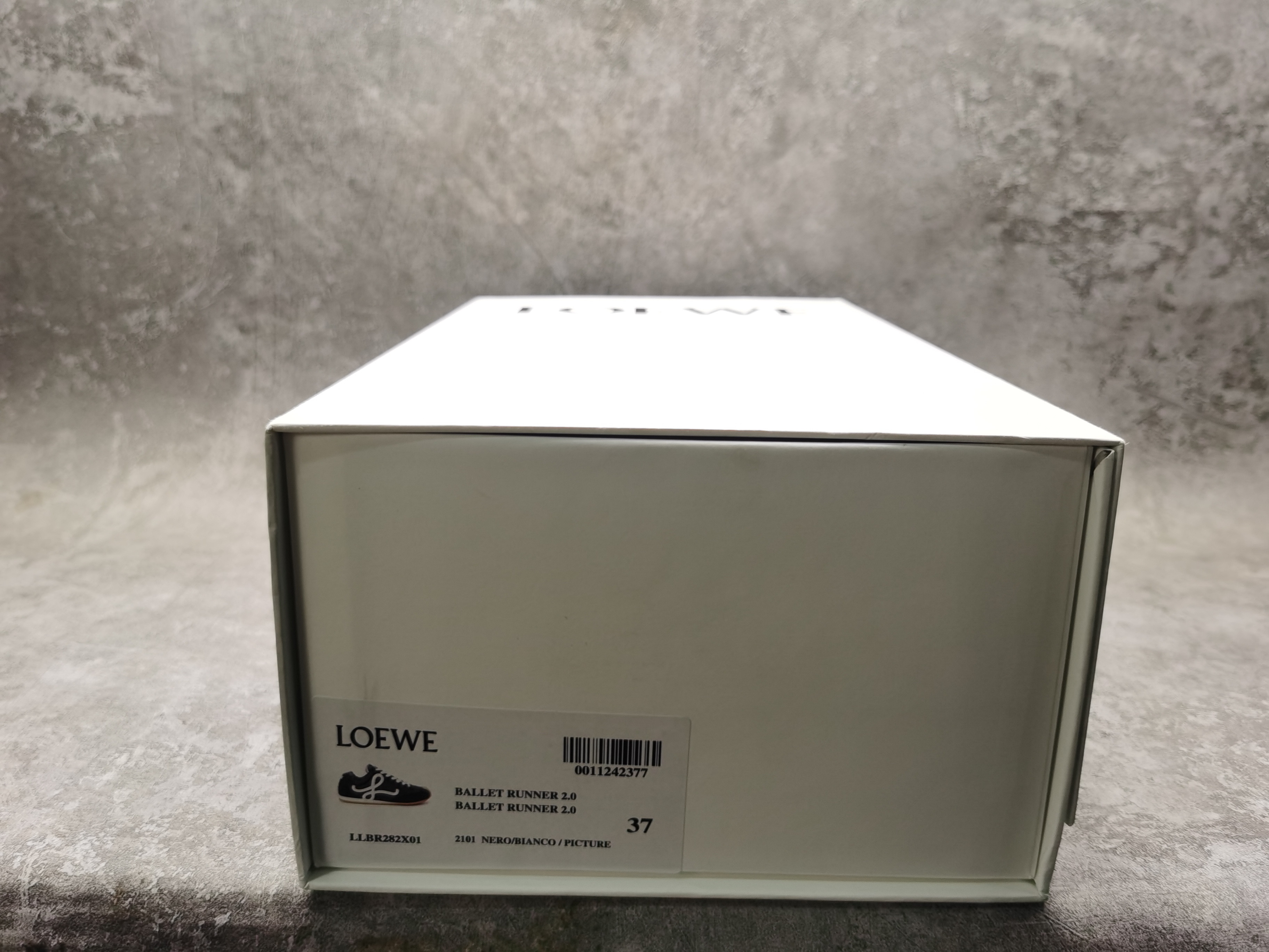ua L0ew* sneakers