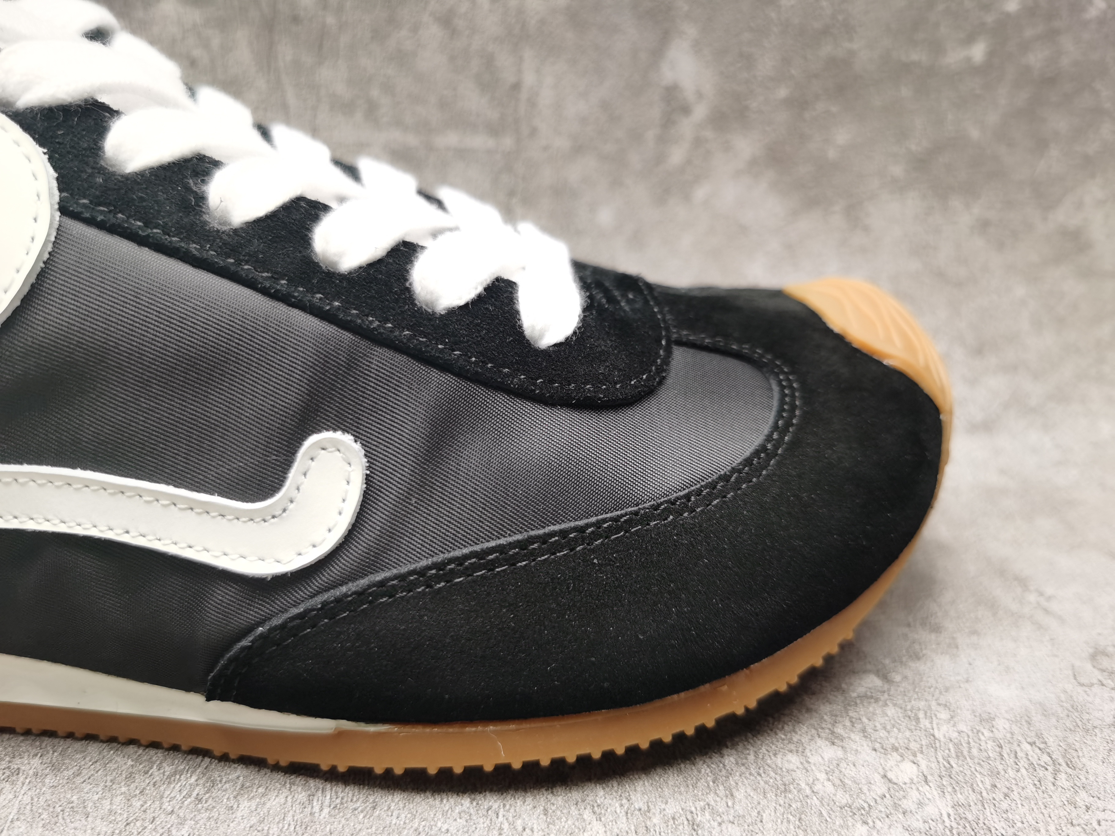 ua L0ew* sneakers