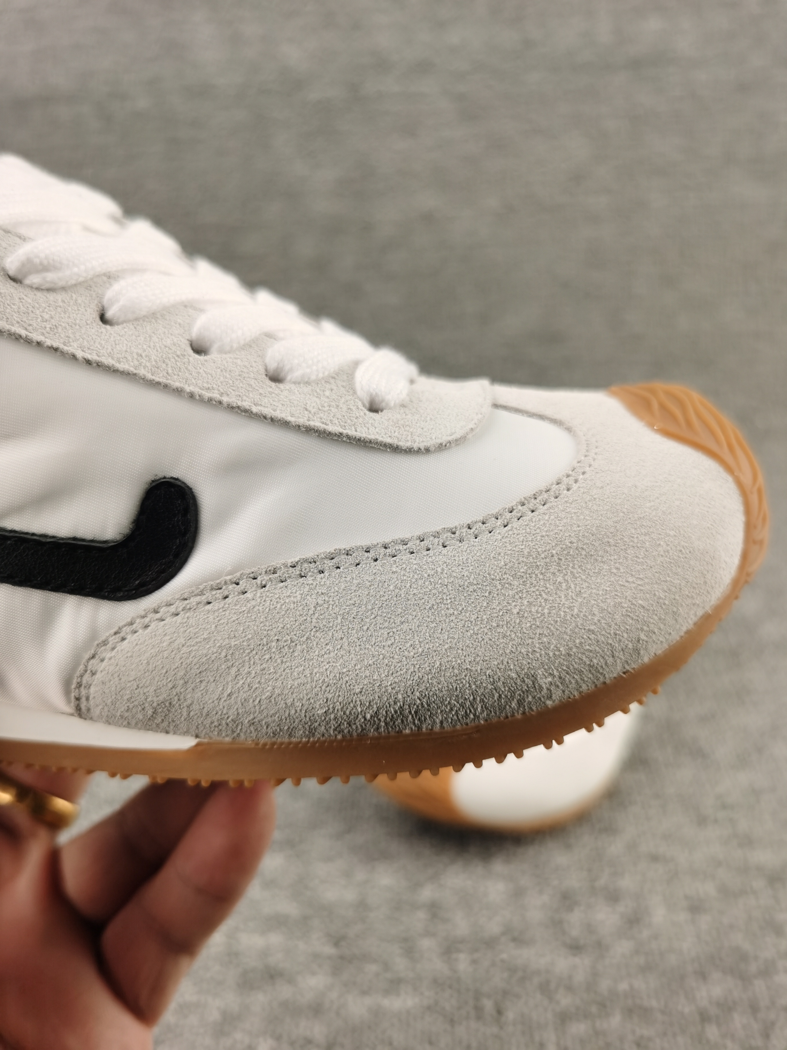 ua L0ew* sneakers