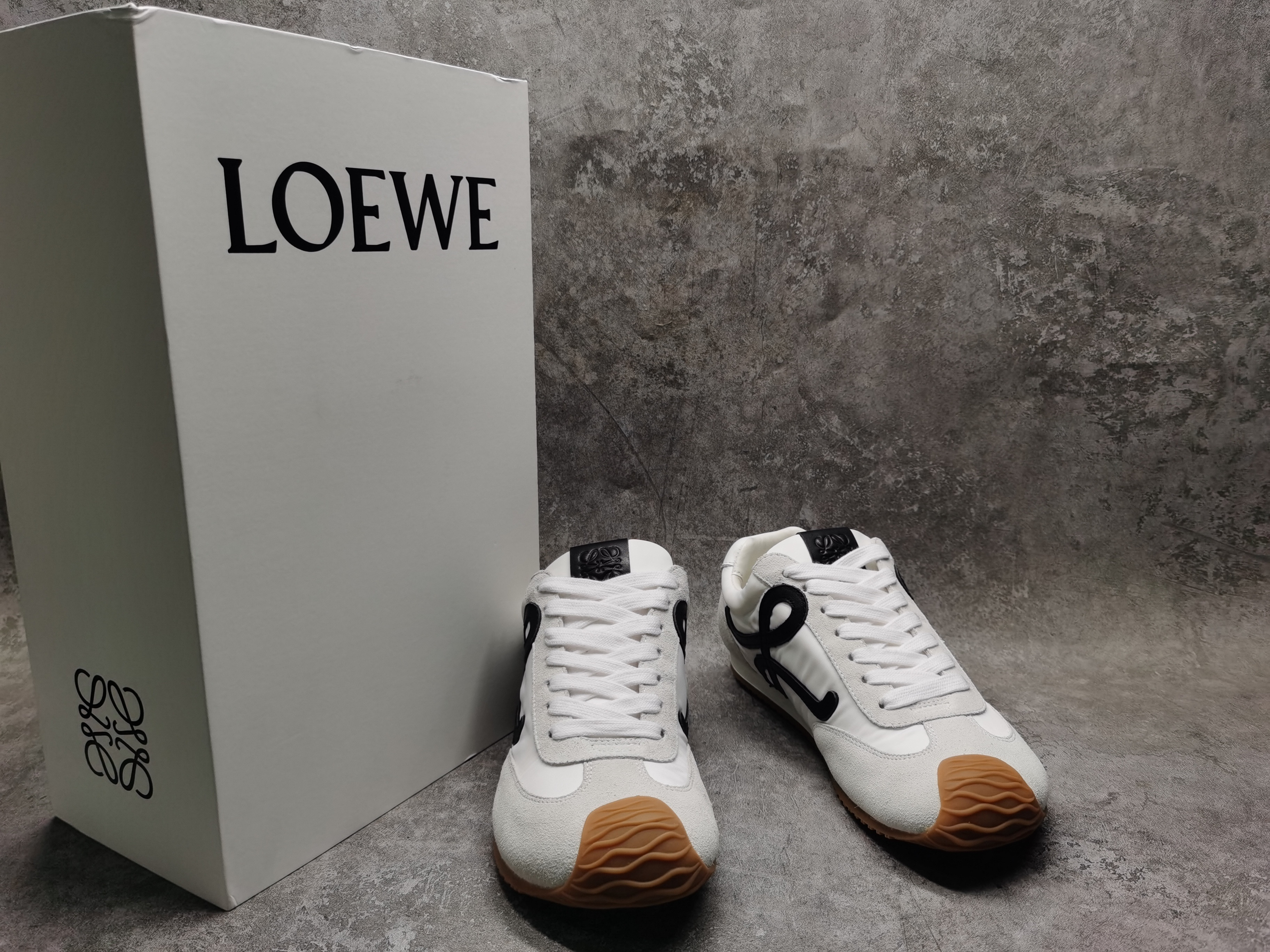 ua L0ew* sneakers