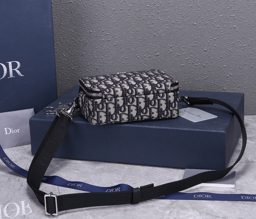 D*or zipped pouch with strap 17×12.5×6cm