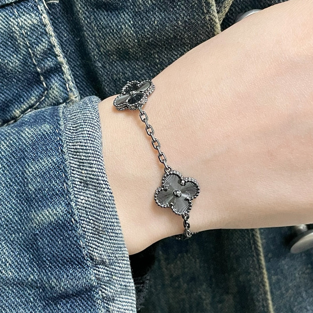 V*N CL*F & arpels bracelet
