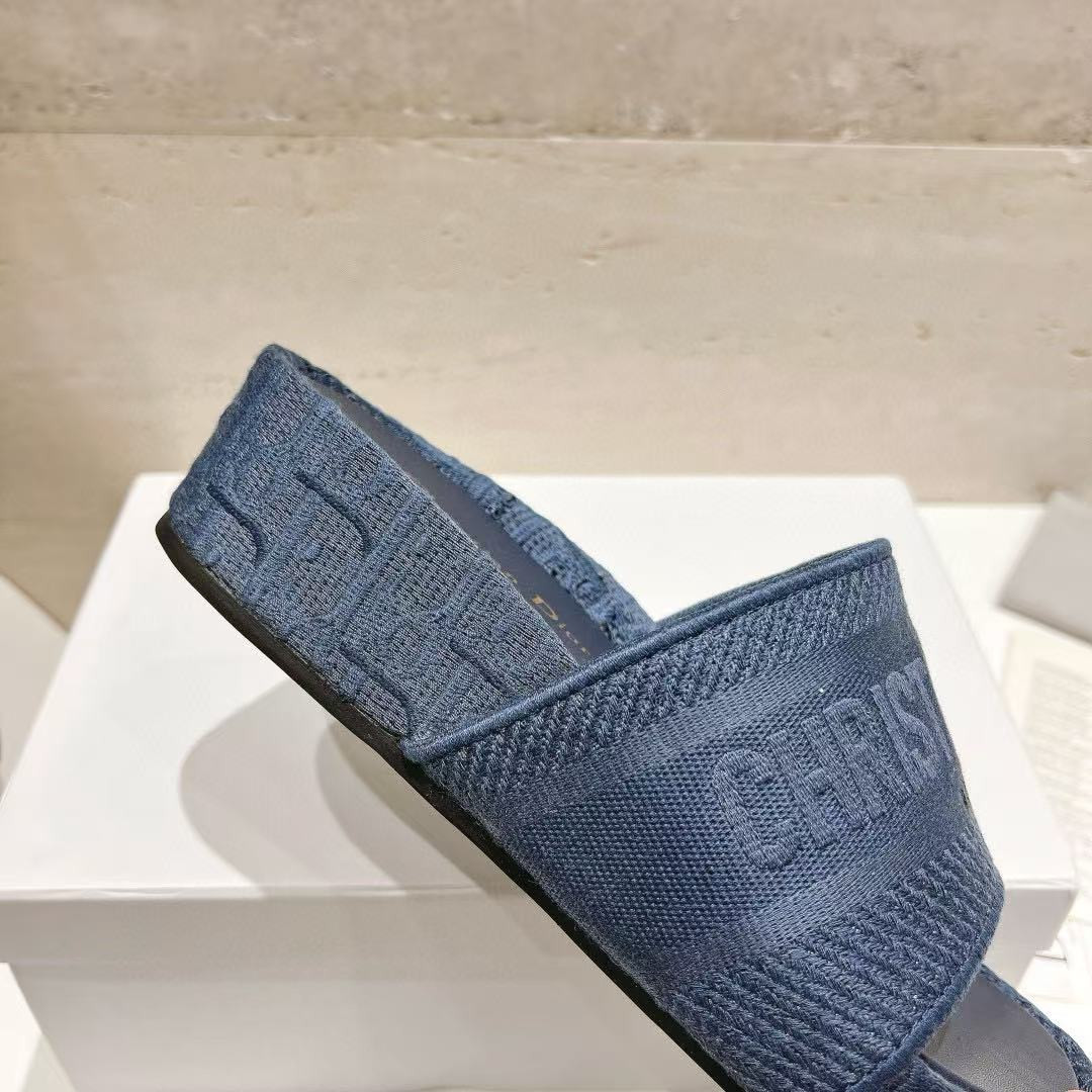 ua D*or sandal