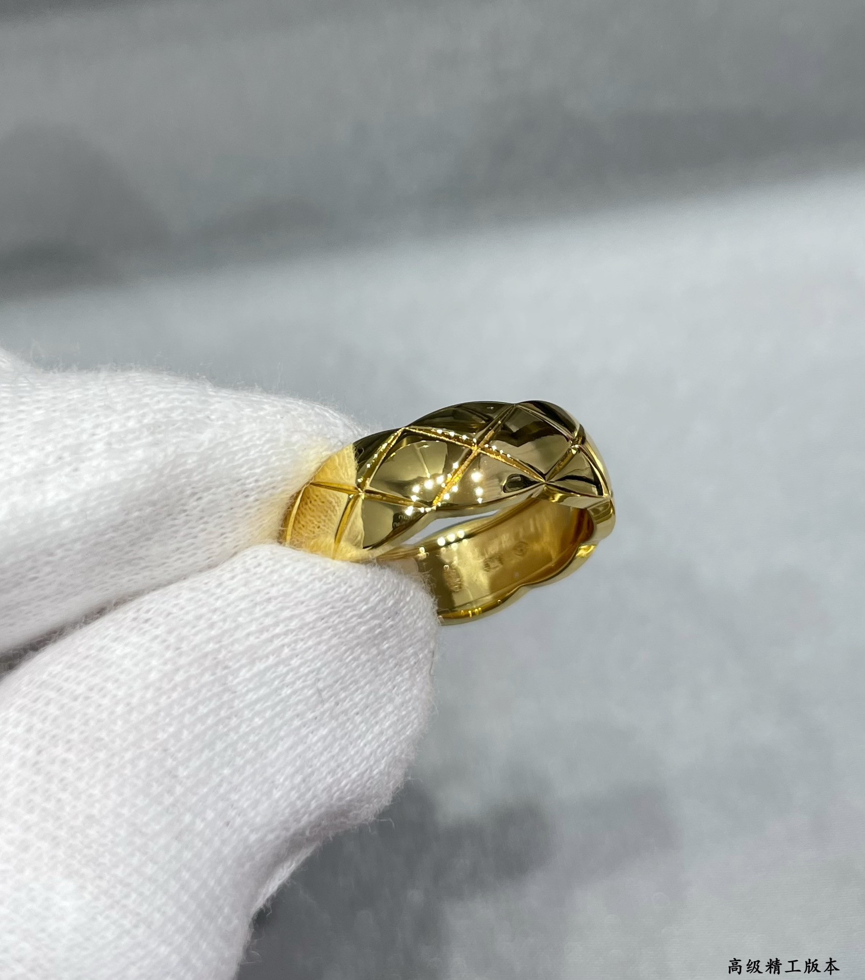 ch*el wide Di*m*nd pattern smooth ring