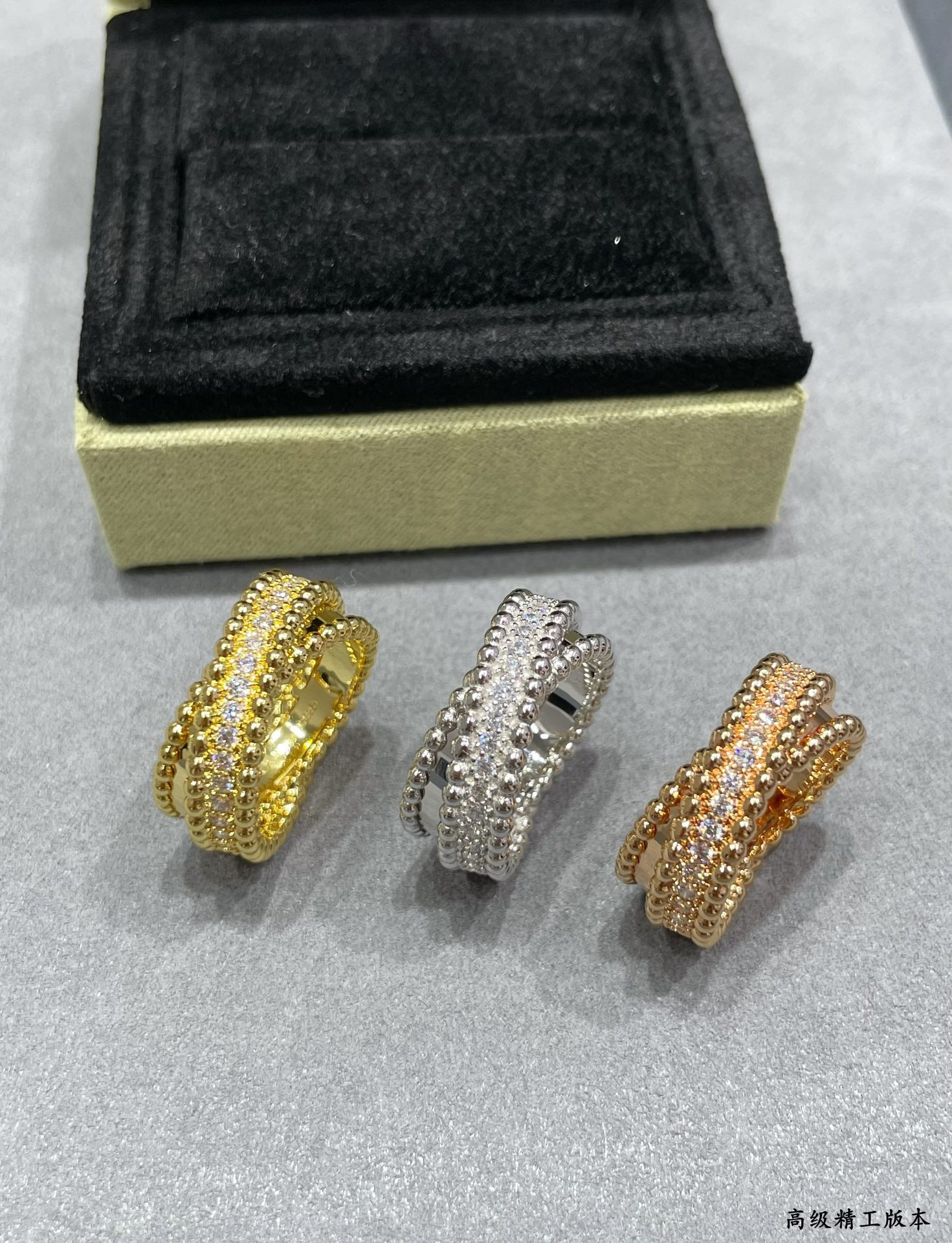 V*N CL*F & arpels double hoop ring