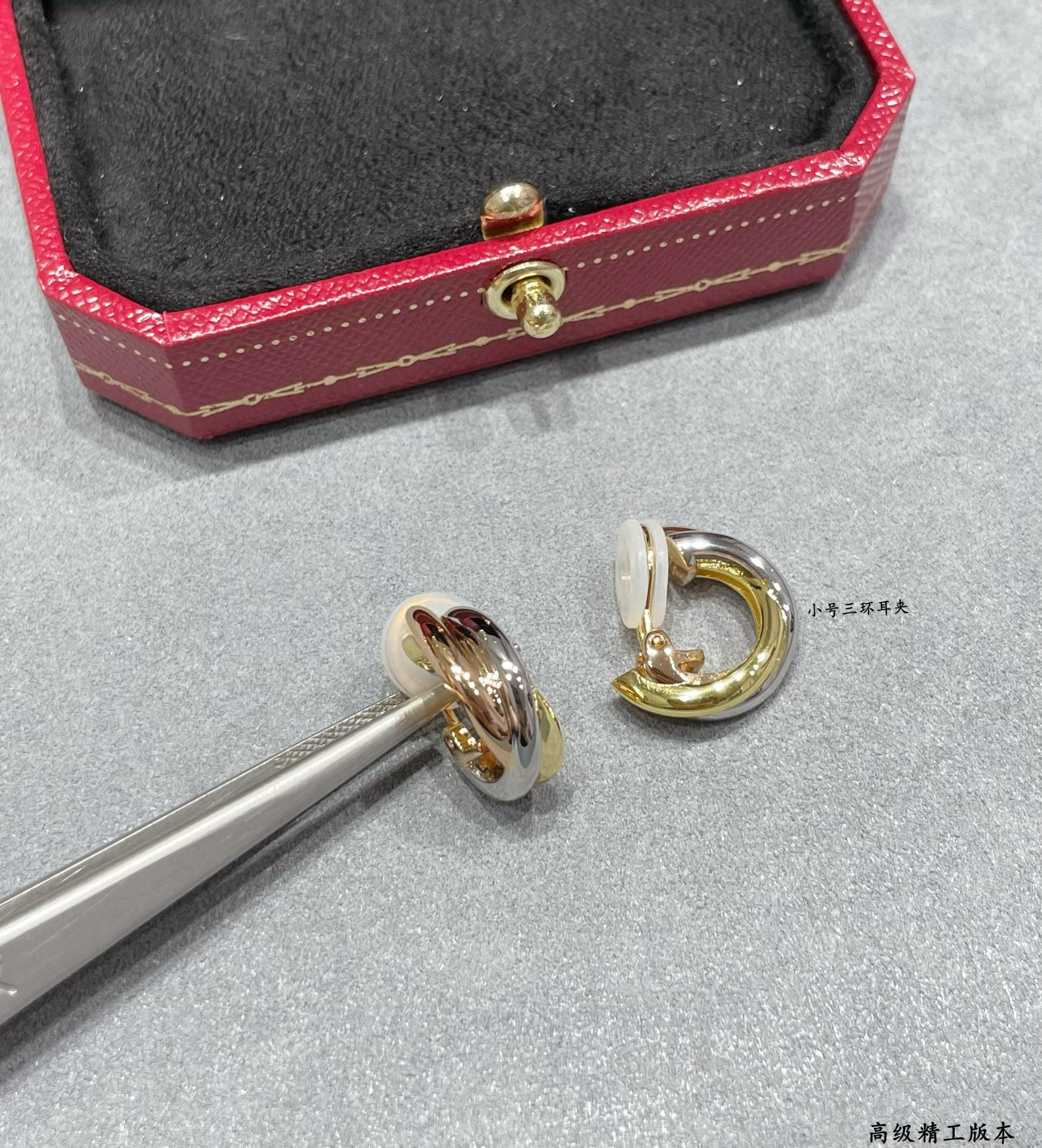 Ca*t*er small three-ring earrings