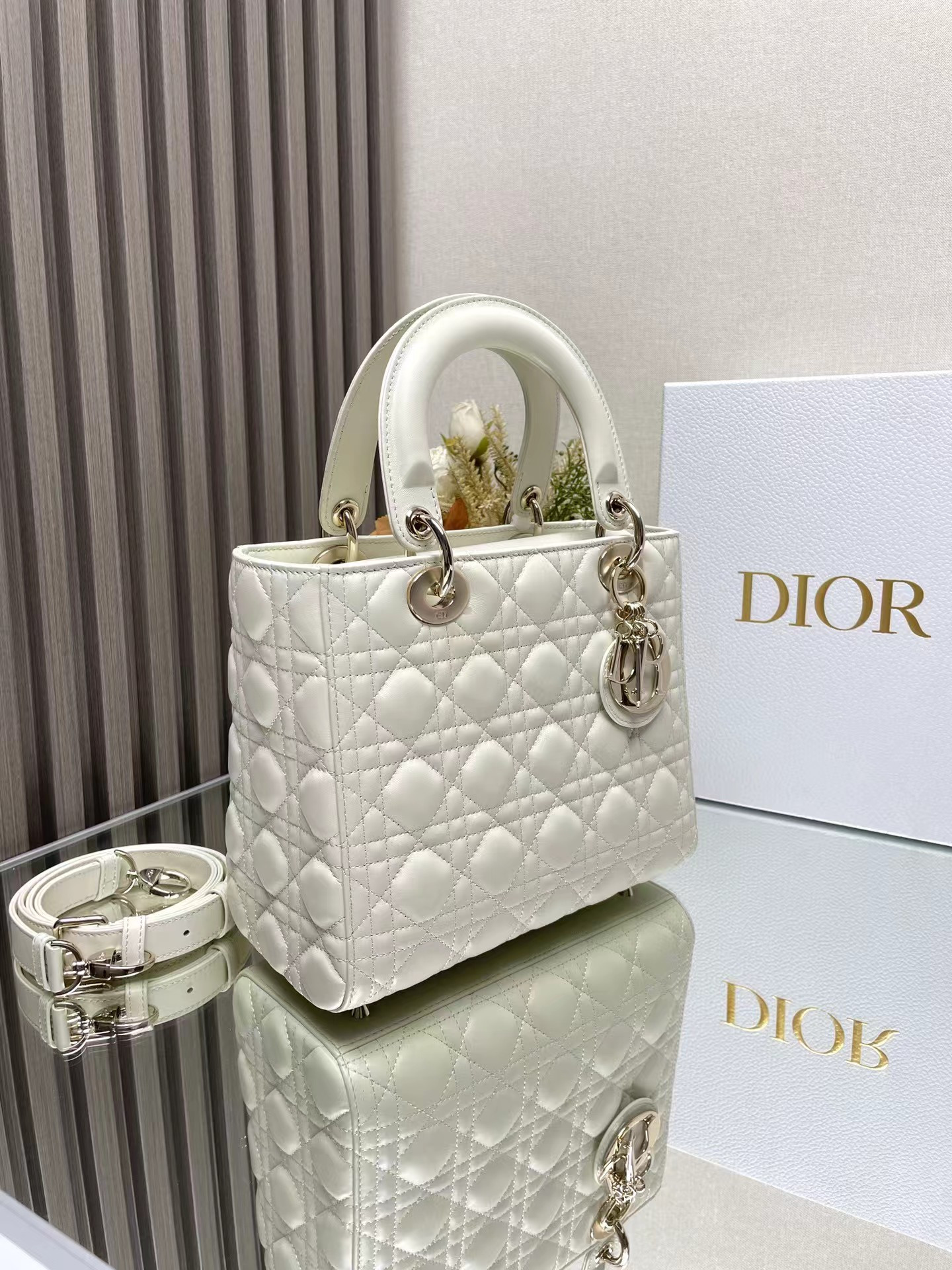 medium lady D*or bag  24 x 20 x 12 cm