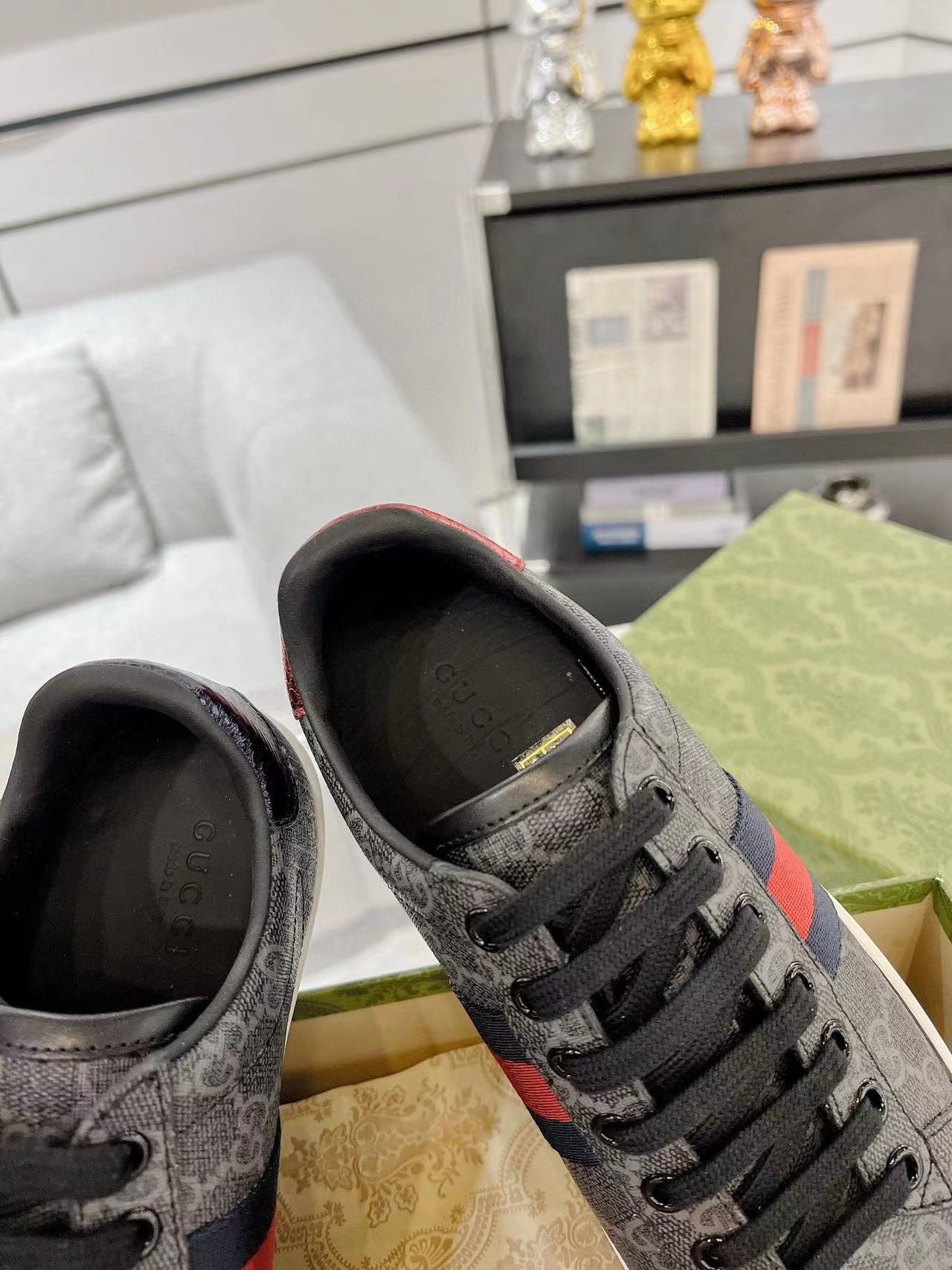 ua G*u*i sneaker with web
