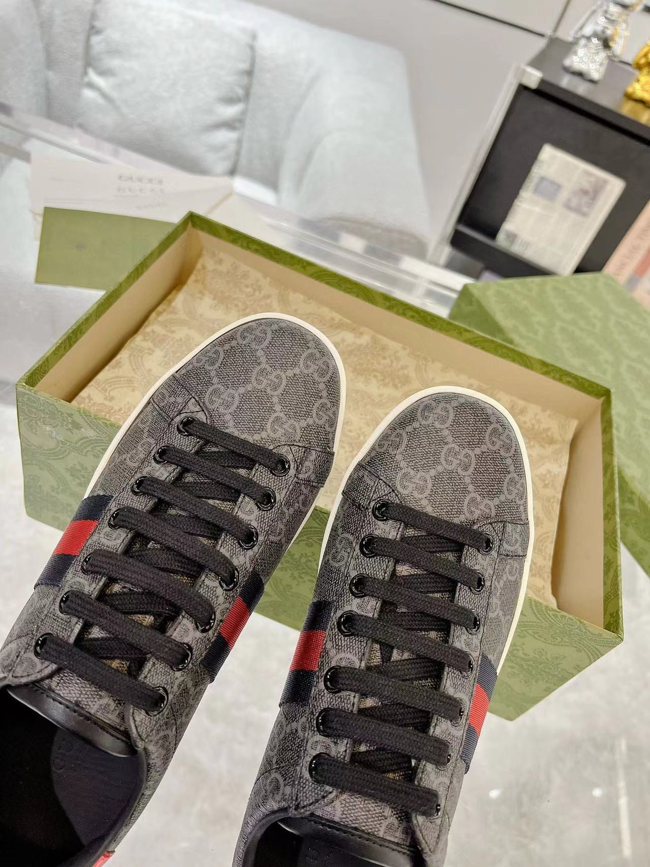 ua G*u*i sneaker with web