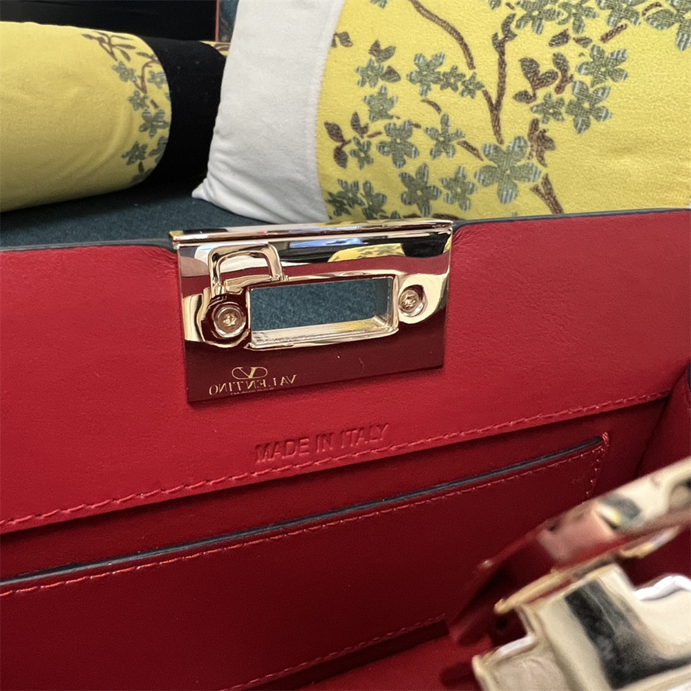 VALENTINO GARAVANI ROCKSTUD23 SMALL SMOOTH CALFSKIN SHOULDER BAG RED
