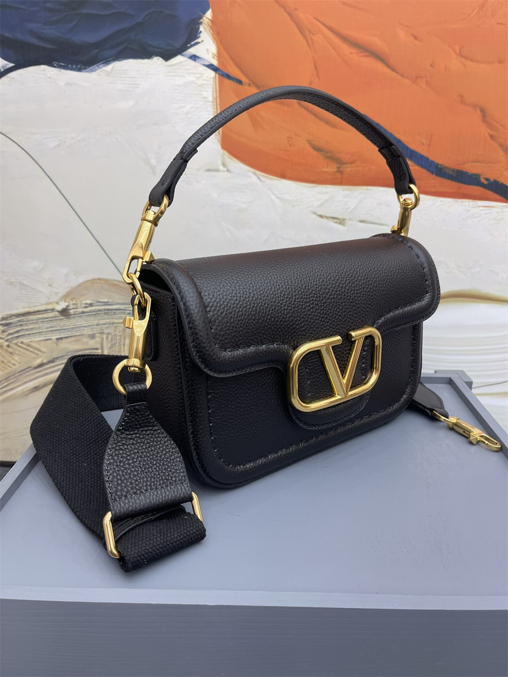 VALENTINO GARAVANI ALLTIME GRAINY CALFSKIN SHOULDER BAG BLACK 23.5x18X8cm