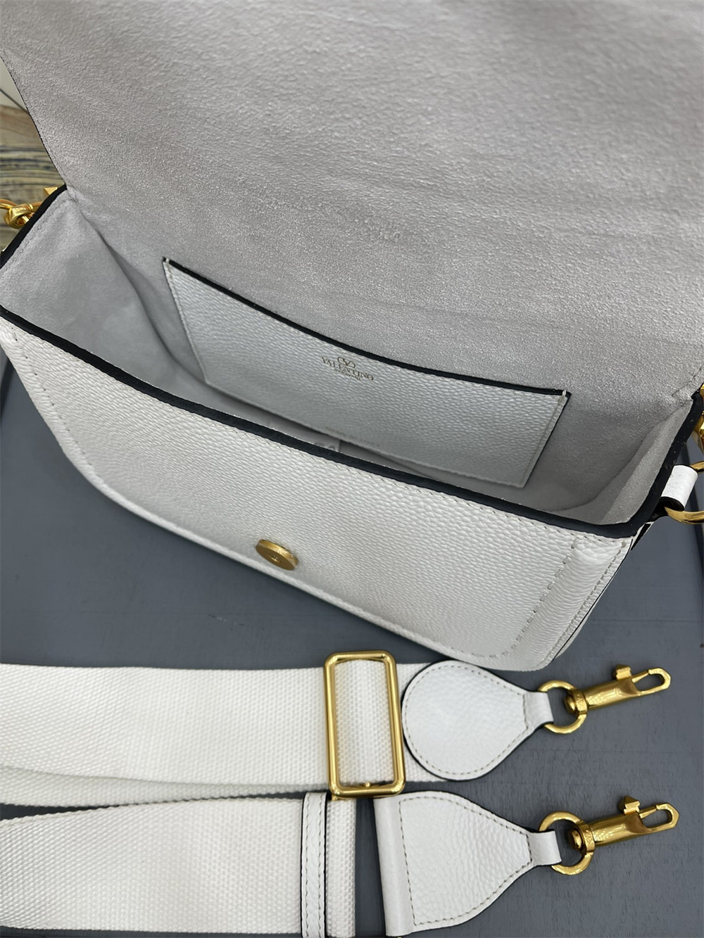 VALENTINO GARAVANI ALLTIME GRAINY CALFSKIN SHOULDER BAG IVORY 23.5x18X8cm
