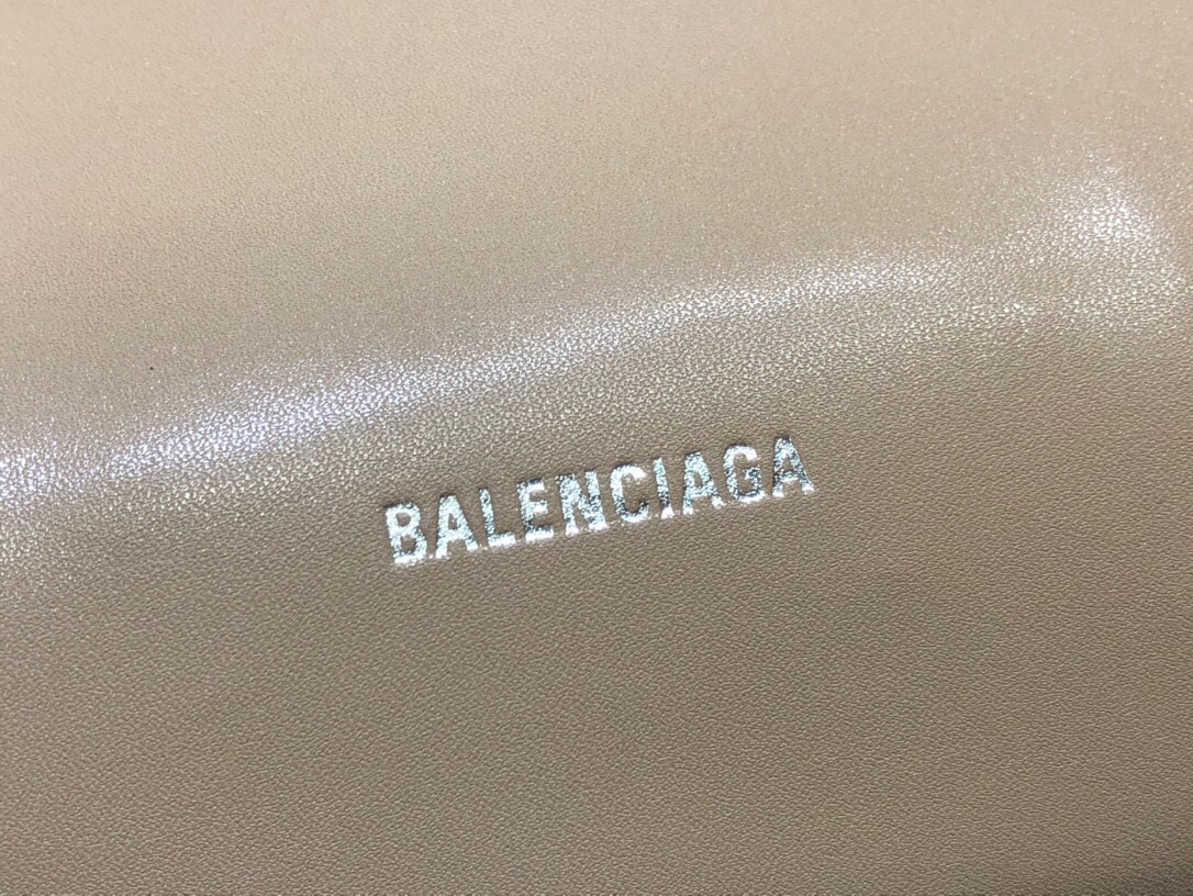 Ba*len*cia*ga women