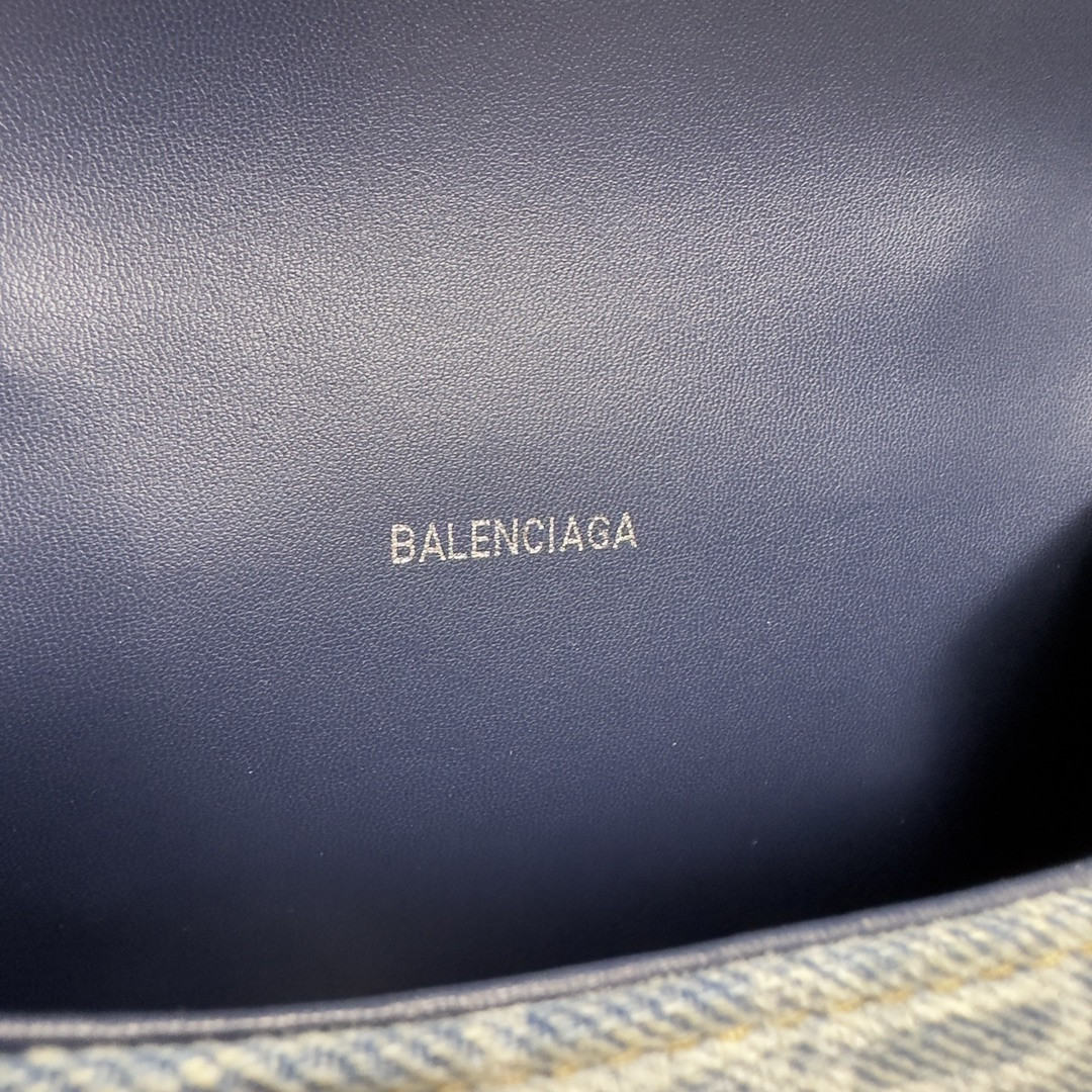 Ba*len*cia*ga women