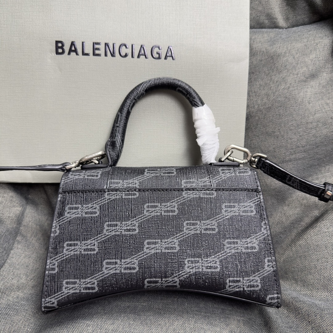 Ba*len*cia*ga women