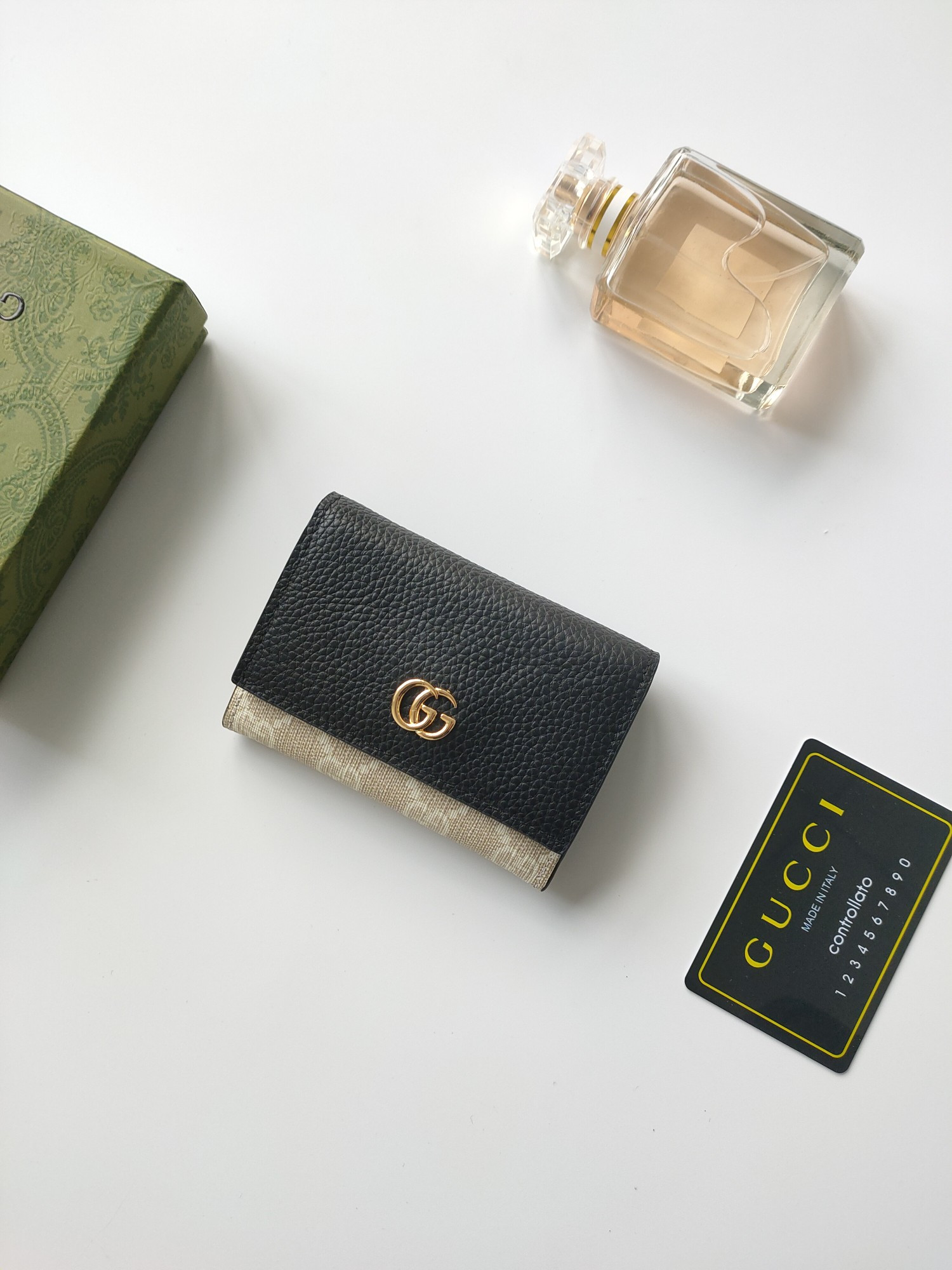 G*u*i gg  card case wallet