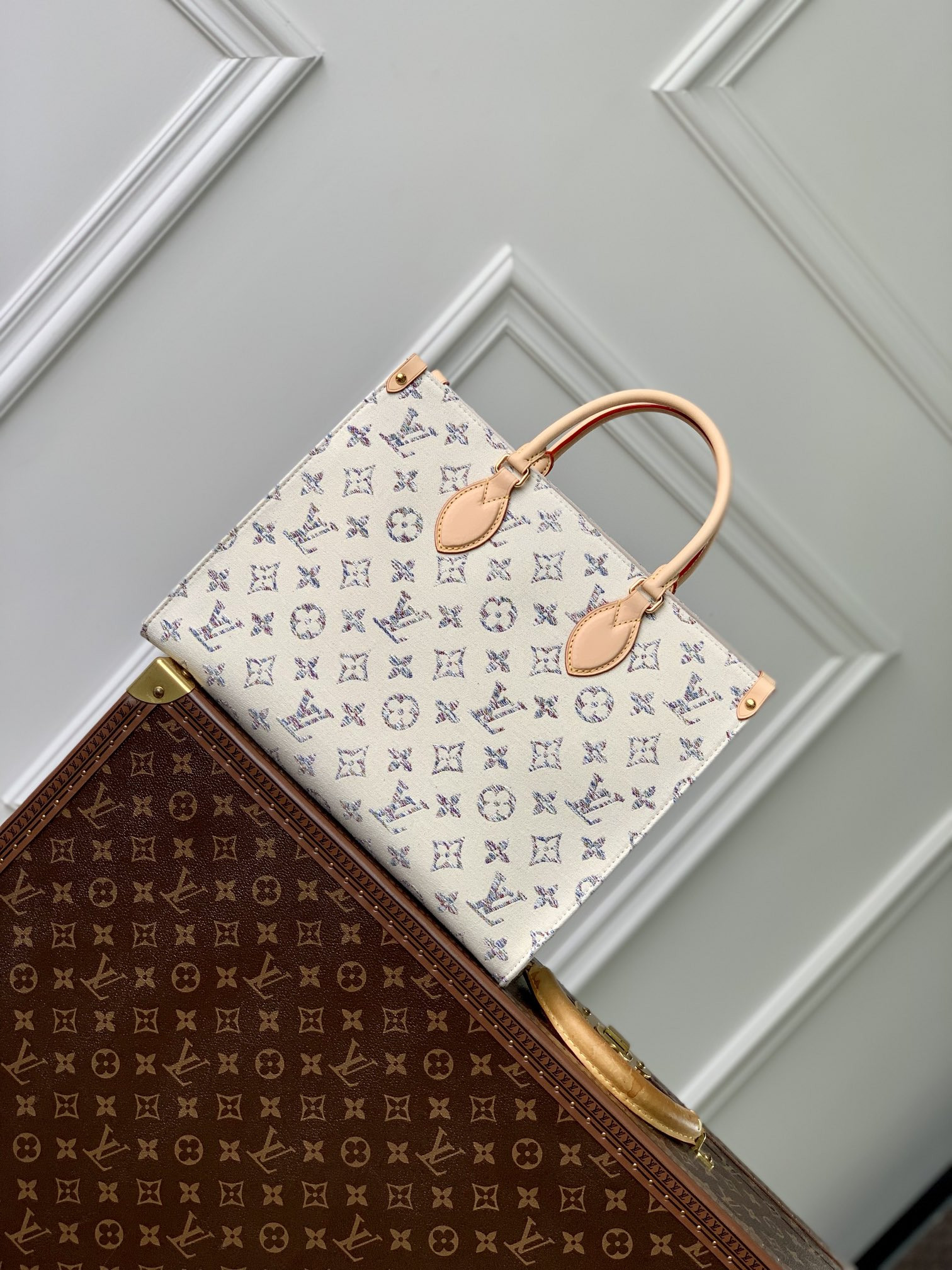 LV OnTheGo MM M24708 13.8 x 10.6 x 5.5 inches