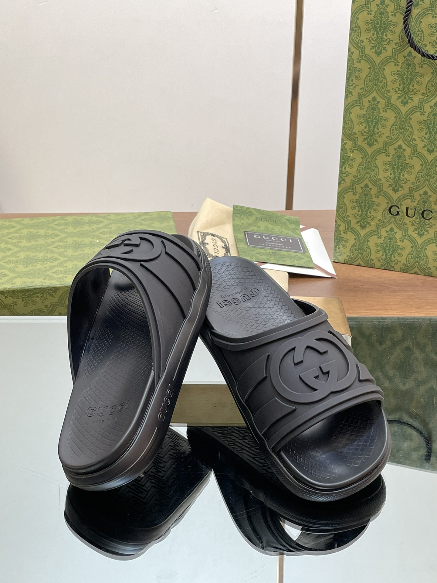 ua G*u*i interlocking g slide sandal