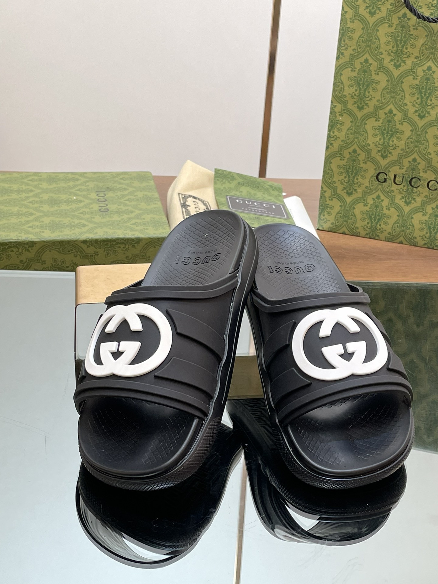 ua G*u*i interlocking g slide sandal