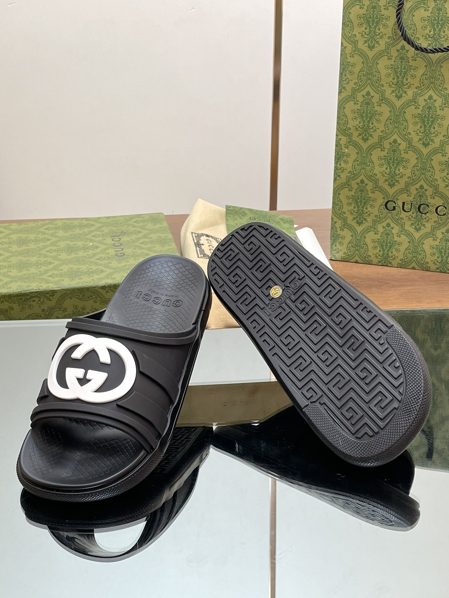 ua G*u*i interlocking g slide sandal