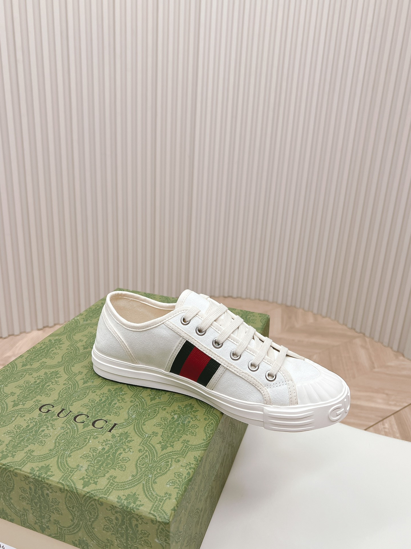 ua G*u*i sneaker with web