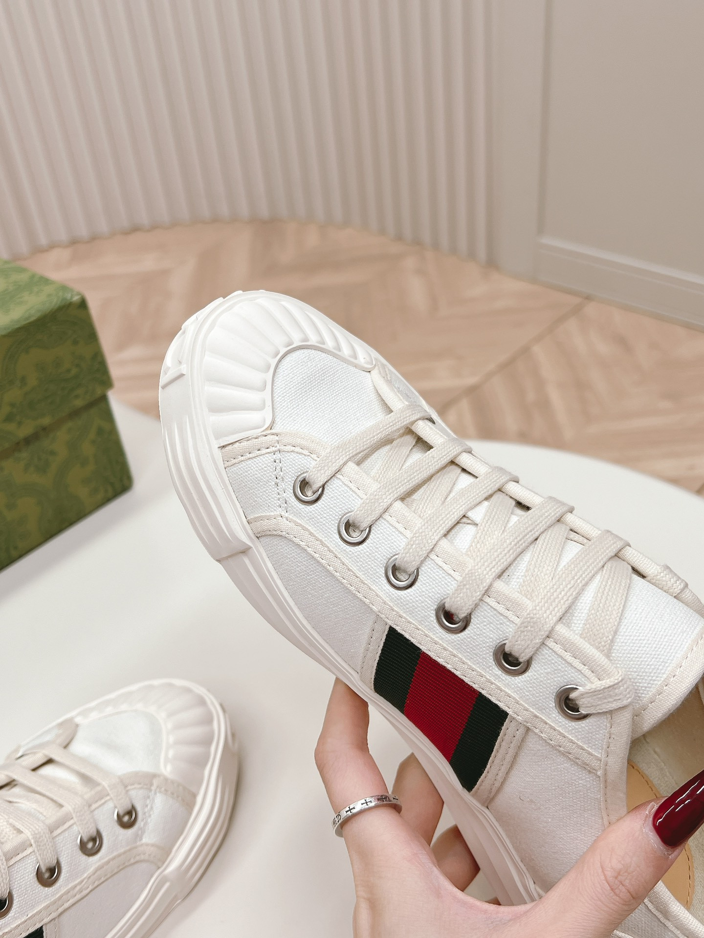 ua G*u*i sneaker with web